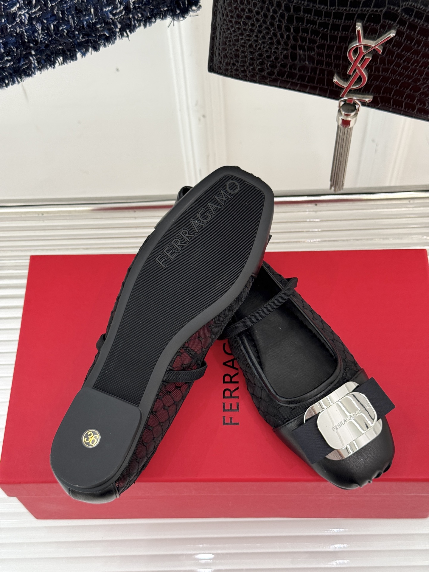 
Ferragamo/菲拉格慕经典方头
蝴蝶结扣玛丽珍鞋芭蕾舞鞋
芭蕾舞鞋柔软天花板呀~
气质优雅 烂漫