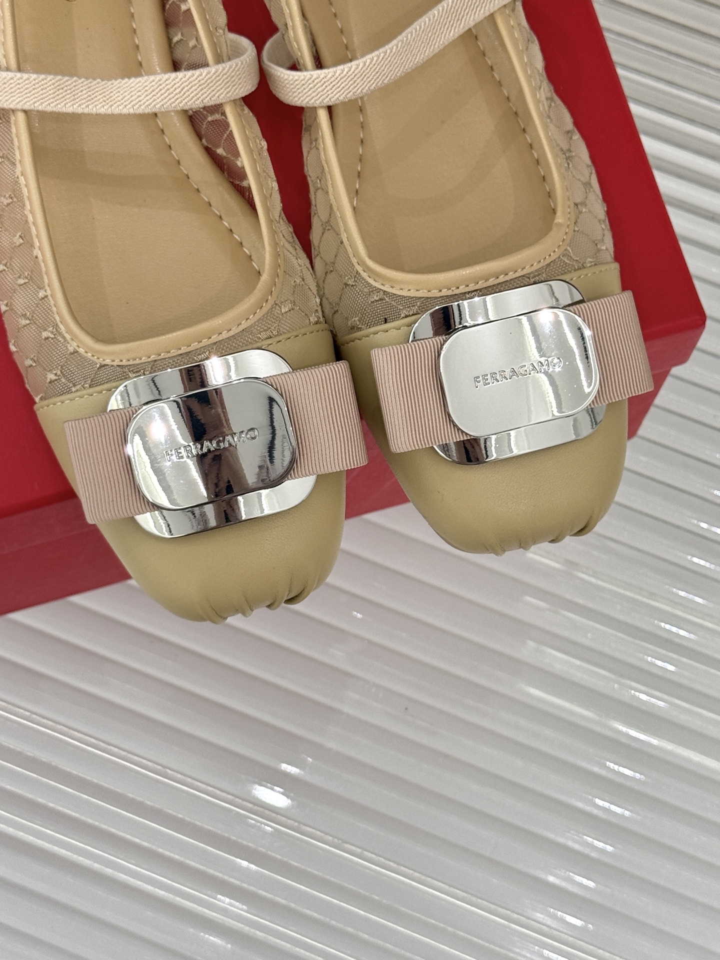
Ferragamo/菲拉格慕经典方头
蝴蝶结扣玛丽珍鞋芭蕾舞鞋
芭蕾舞鞋柔软天花板呀~
气质优雅 烂漫