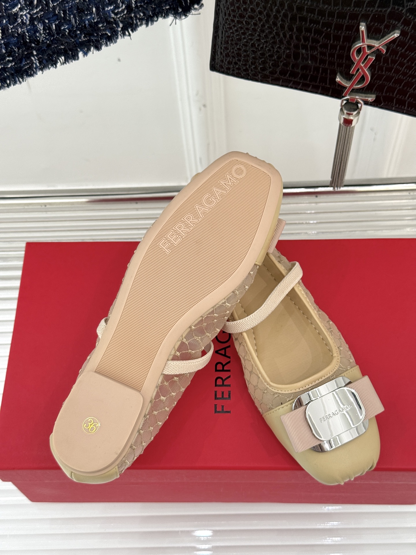 
Ferragamo/菲拉格慕经典方头
蝴蝶结扣玛丽珍鞋芭蕾舞鞋
芭蕾舞鞋柔软天花板呀~
气质优雅 烂漫