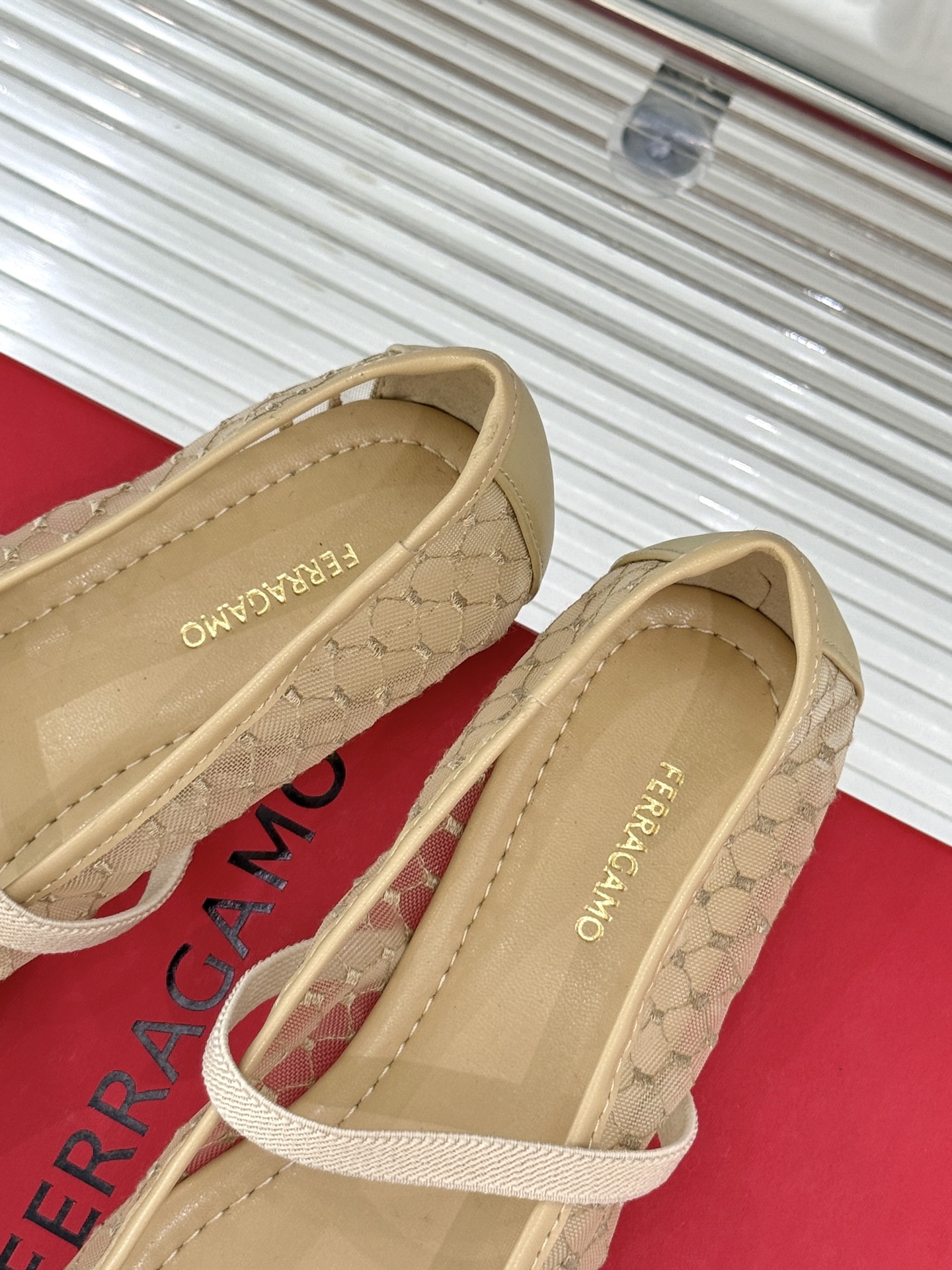 
Ferragamo/菲拉格慕经典方头
蝴蝶结扣玛丽珍鞋芭蕾舞鞋
芭蕾舞鞋柔软天花板呀~
气质优雅 烂漫