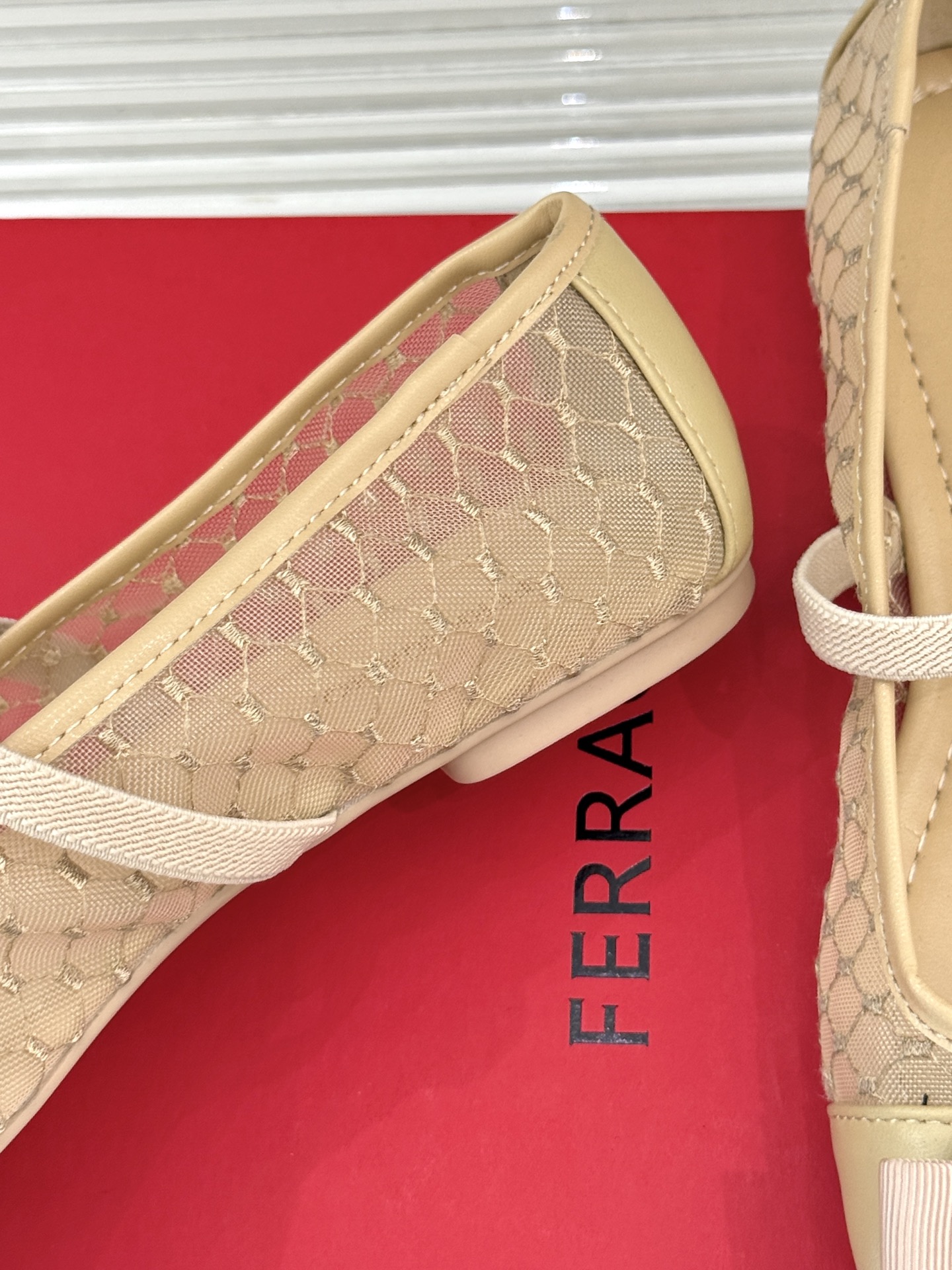 
Ferragamo/菲拉格慕经典方头
蝴蝶结扣玛丽珍鞋芭蕾舞鞋
芭蕾舞鞋柔软天花板呀~
气质优雅 烂漫