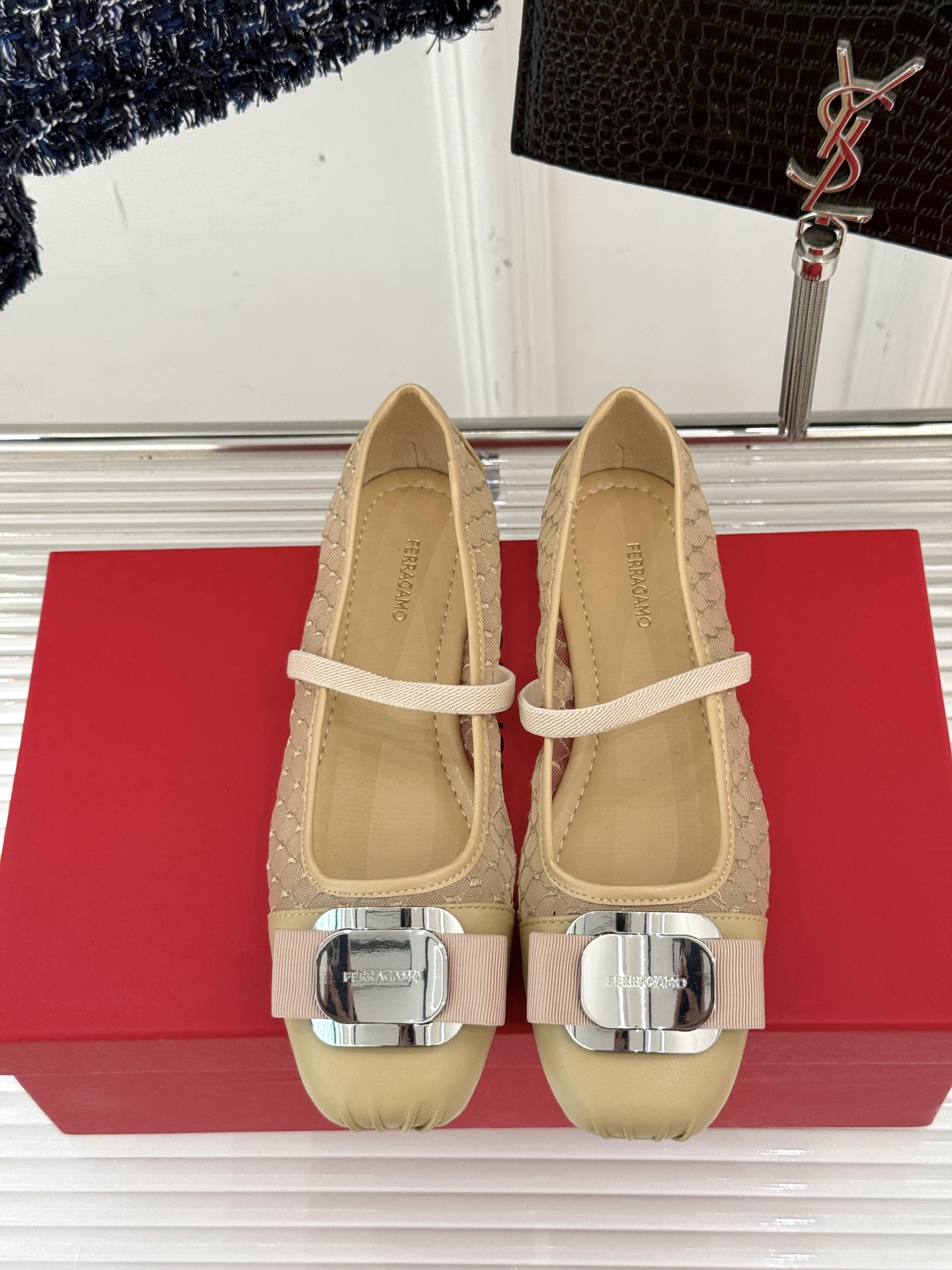 
Ferragamo/菲拉格慕经典方头
蝴蝶结扣玛丽珍鞋芭蕾舞鞋
芭蕾舞鞋柔软天花板呀~
气质优雅 烂漫