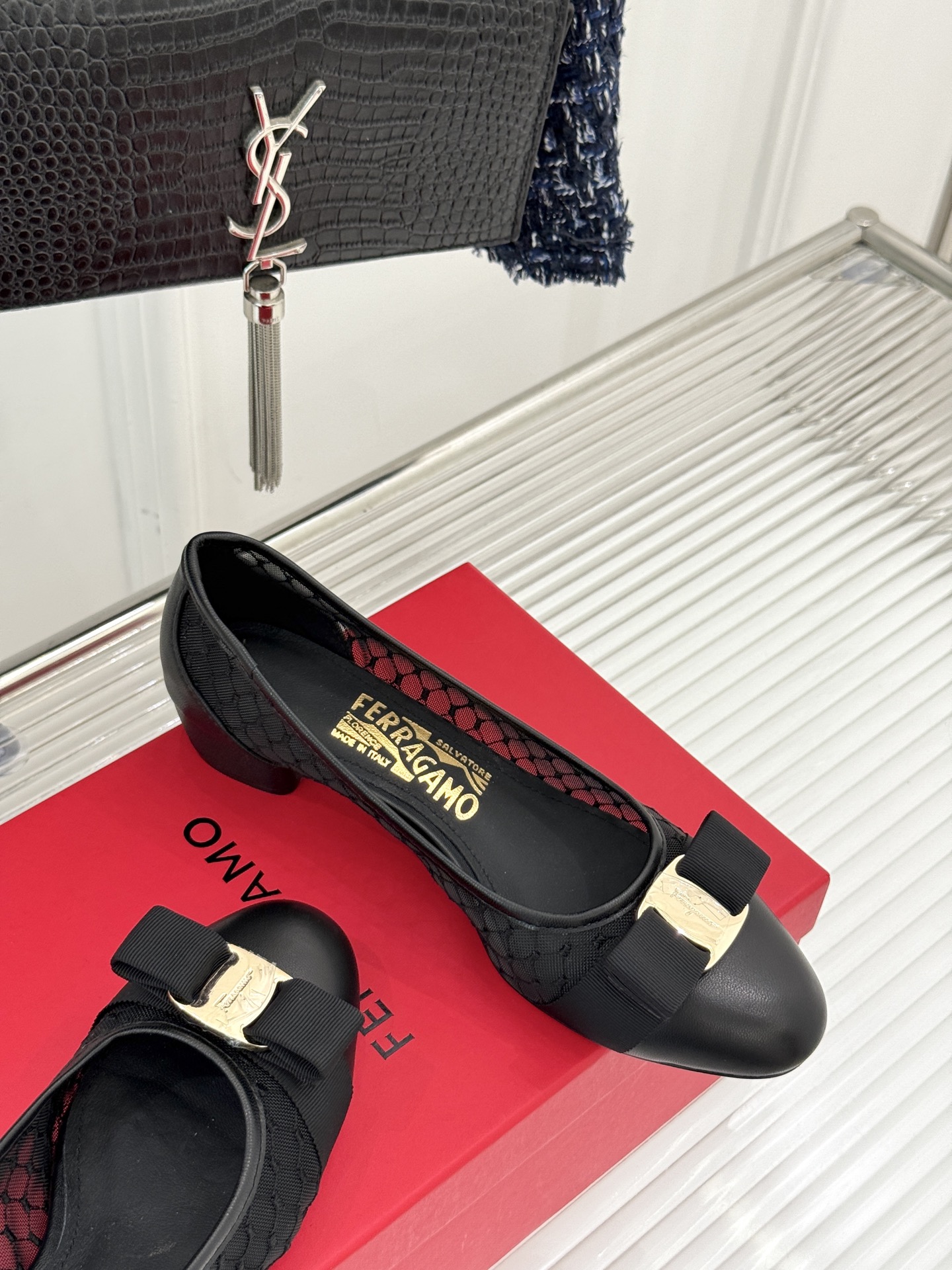 
Ferragamo/菲拉格慕25AW新品
蝴蝶结网纱粗跟单鞋
气质优雅 烂漫又随性的意式风情
上脚舒适