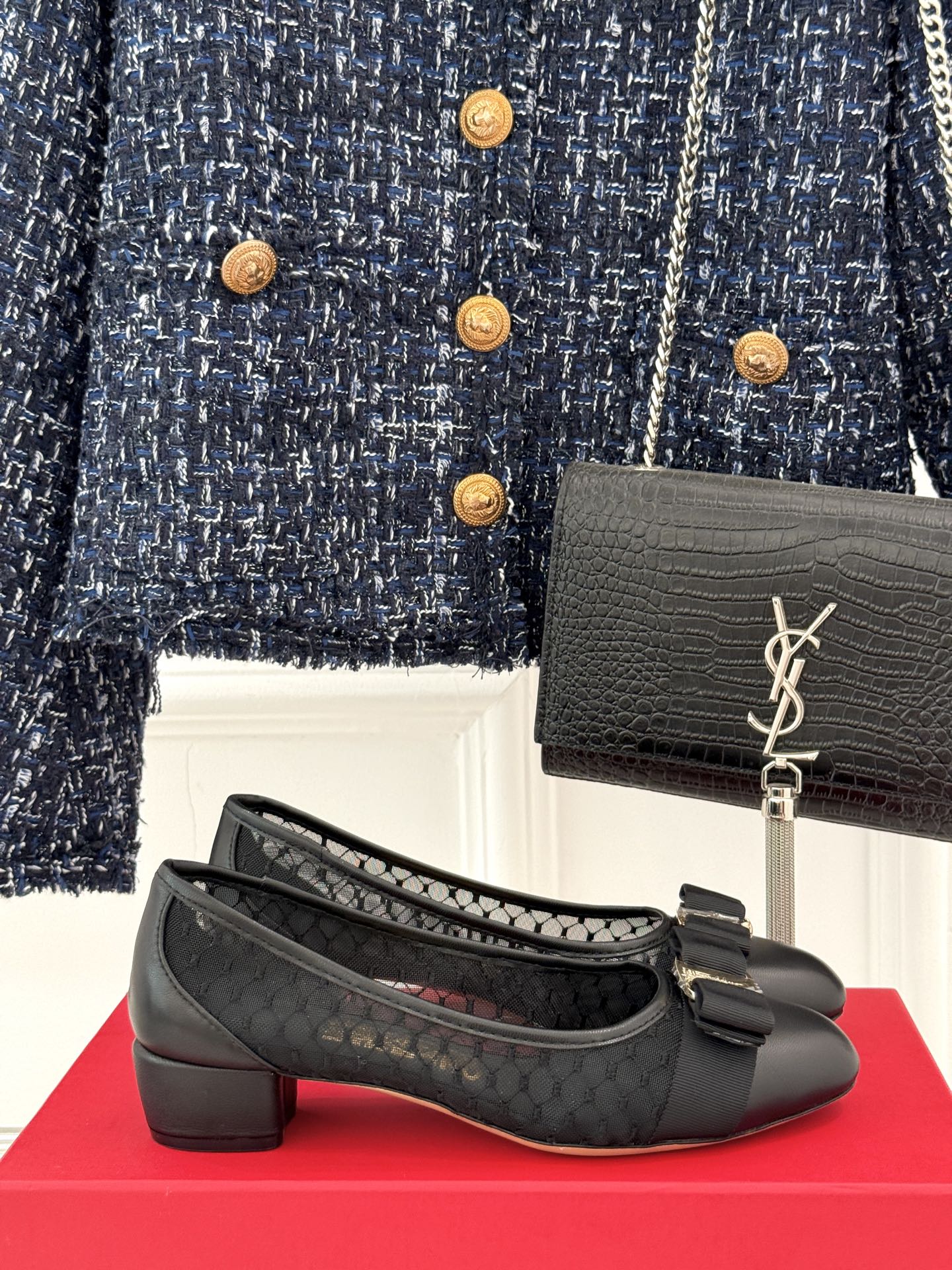
Ferragamo/菲拉格慕25AW新品
蝴蝶结网纱粗跟单鞋
气质优雅 烂漫又随性的意式风情
上脚舒适