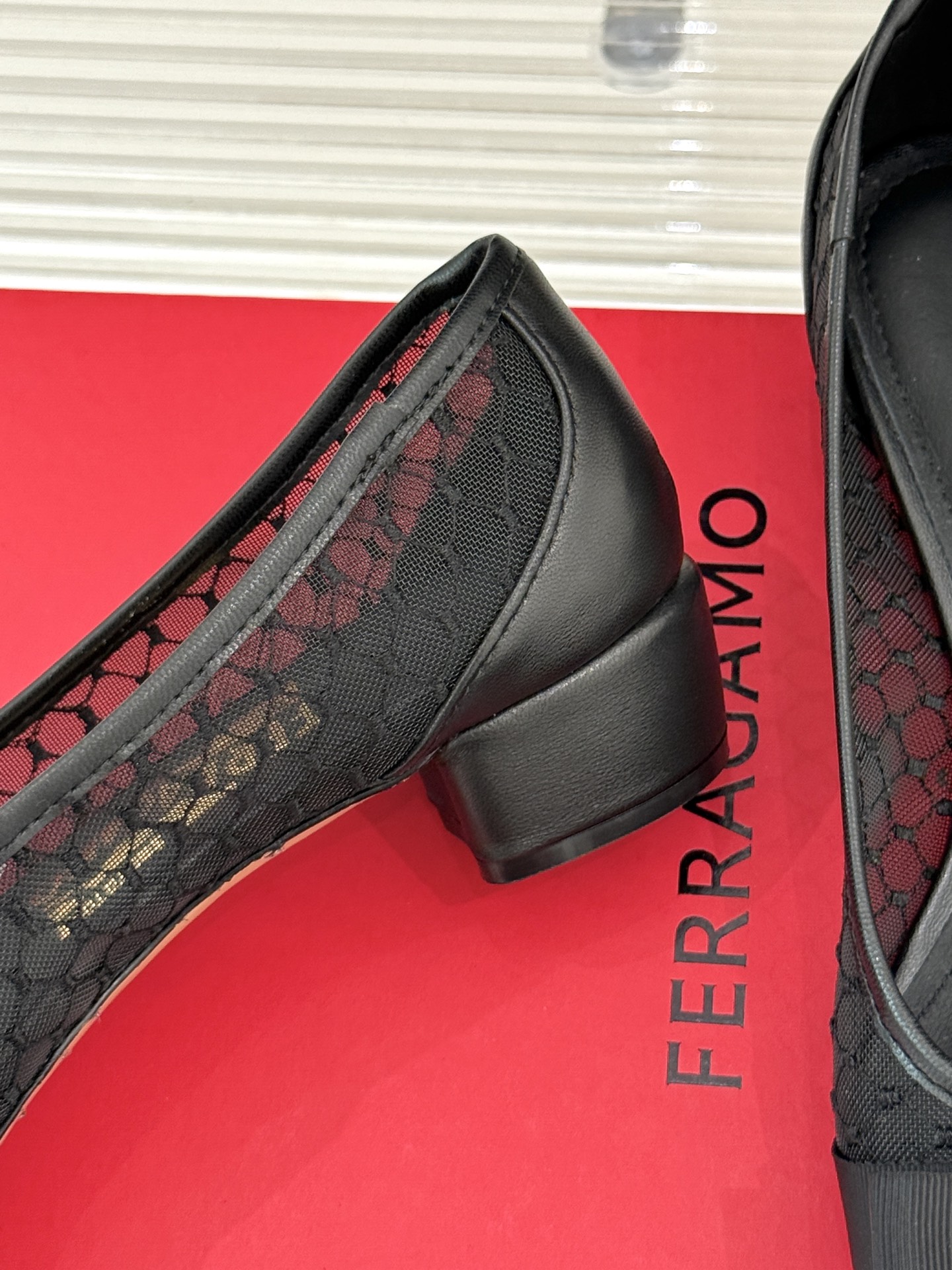 
Ferragamo/菲拉格慕25AW新品
蝴蝶结网纱粗跟单鞋
气质优雅 烂漫又随性的意式风情
上脚舒适
