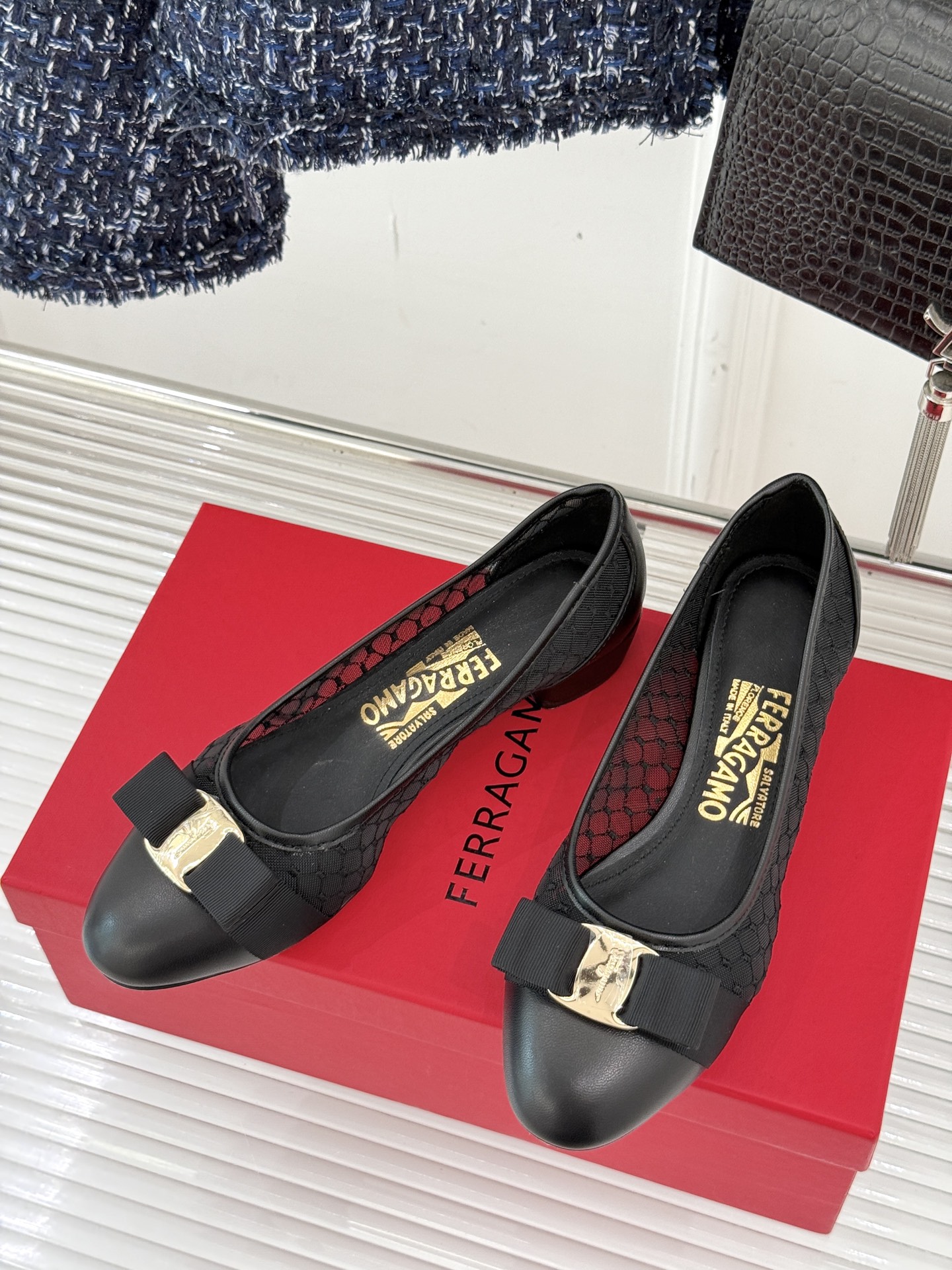 
Ferragamo/菲拉格慕25AW新品
蝴蝶结网纱粗跟单鞋
气质优雅 烂漫又随性的意式风情
上脚舒适