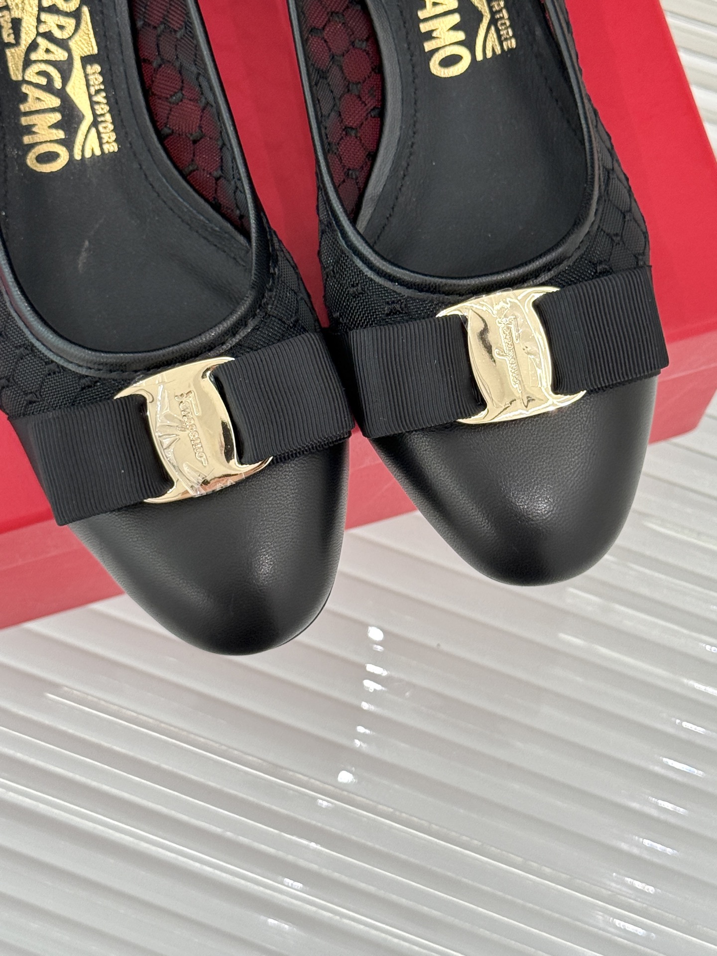 
Ferragamo/菲拉格慕25AW新品
蝴蝶结网纱粗跟单鞋
气质优雅 烂漫又随性的意式风情
上脚舒适