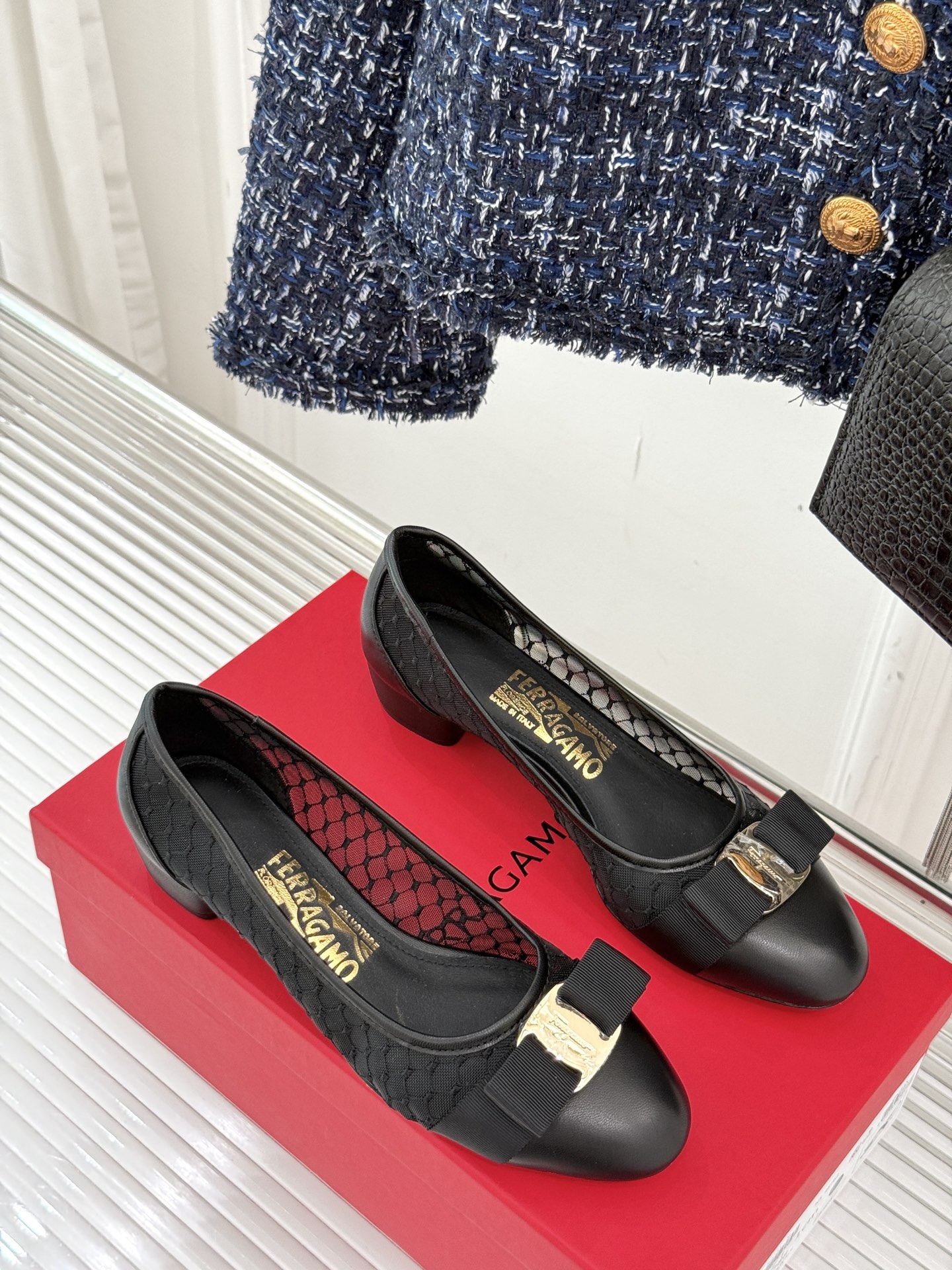 
Ferragamo/菲拉格慕25AW新品
蝴蝶结网纱粗跟单鞋
气质优雅 烂漫又随性的意式风情
上脚舒适
