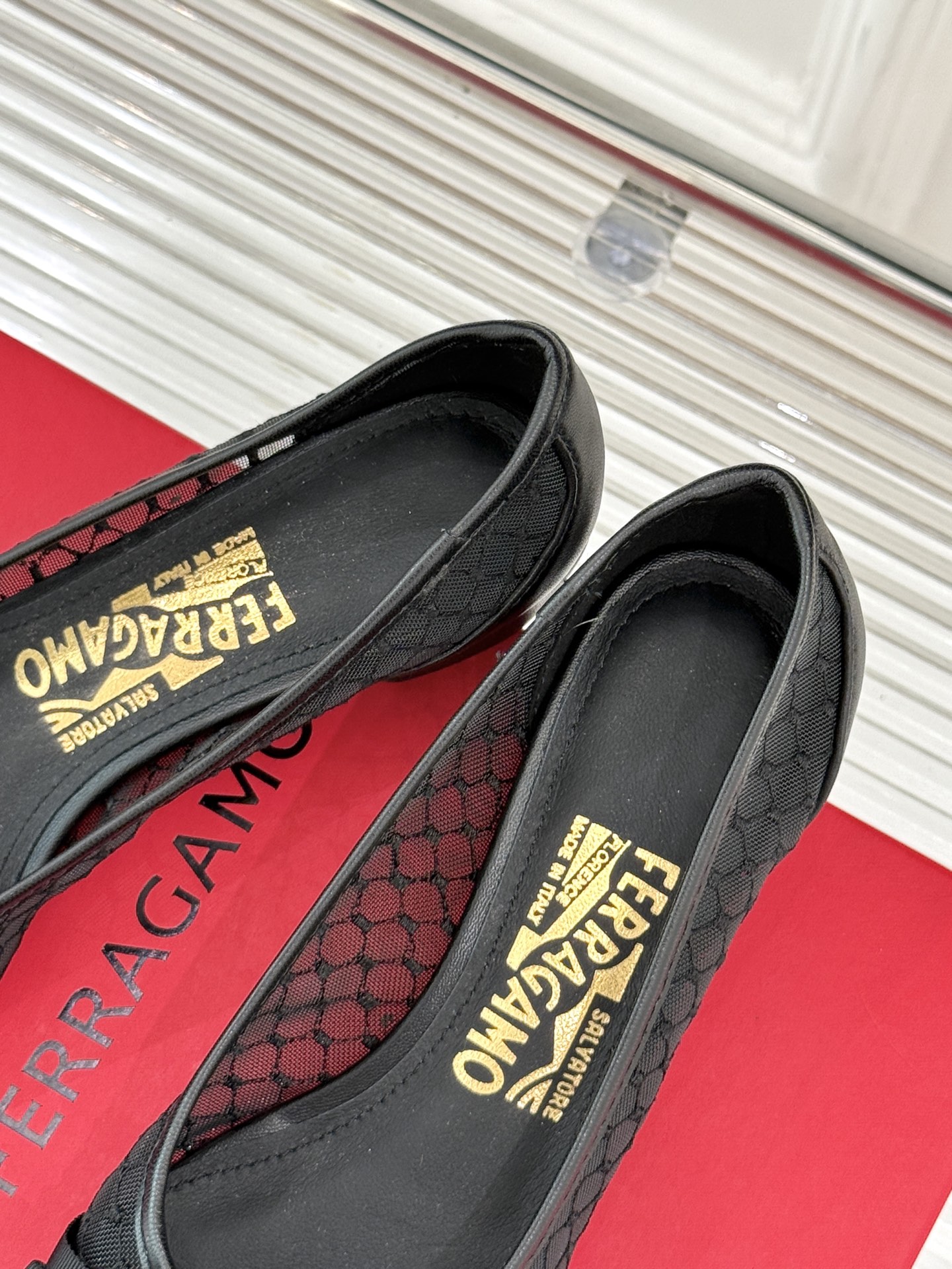
Ferragamo/菲拉格慕25AW新品
蝴蝶结网纱粗跟单鞋
气质优雅 烂漫又随性的意式风情
上脚舒适