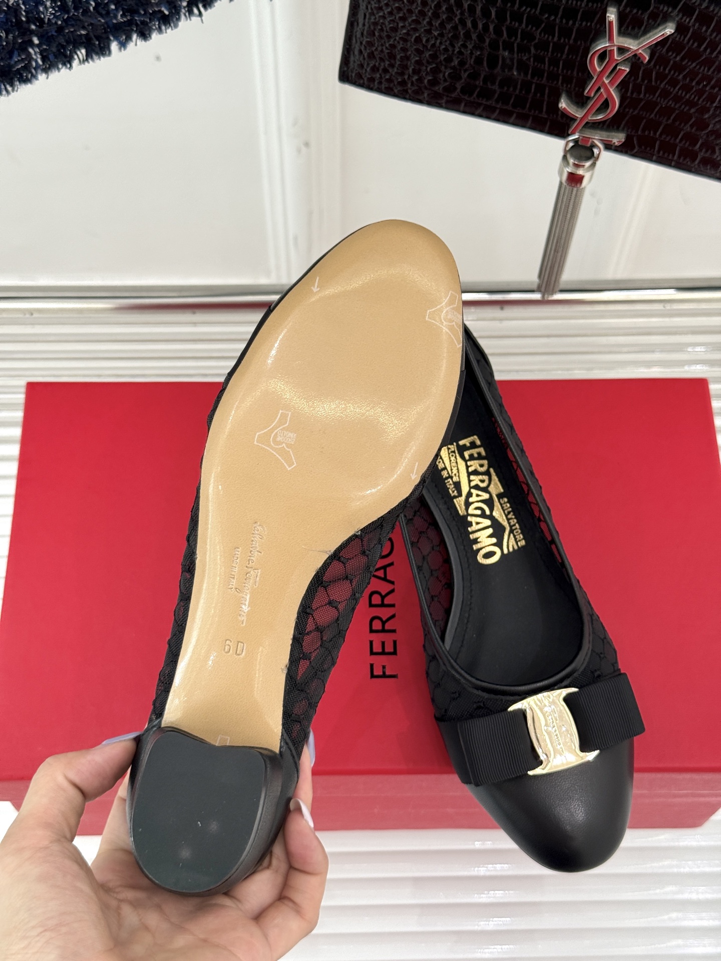 
Ferragamo/菲拉格慕25AW新品
蝴蝶结网纱粗跟单鞋
气质优雅 烂漫又随性的意式风情
上脚舒适