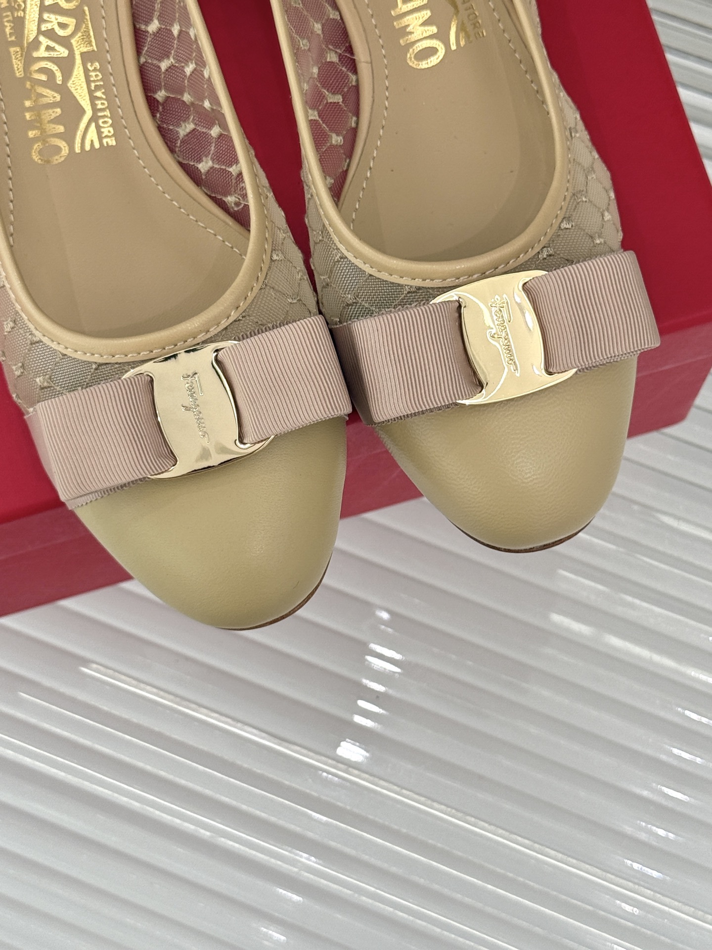 
Ferragamo/菲拉格慕25AW新品
蝴蝶结网纱粗跟单鞋
气质优雅 烂漫又随性的意式风情
上脚舒适