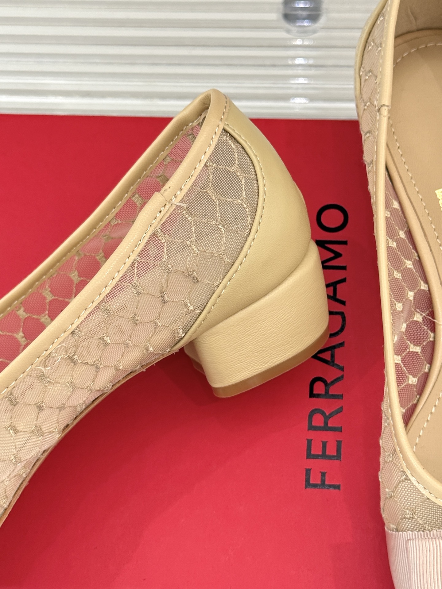 
Ferragamo/菲拉格慕25AW新品
蝴蝶结网纱粗跟单鞋
气质优雅 烂漫又随性的意式风情
上脚舒适
