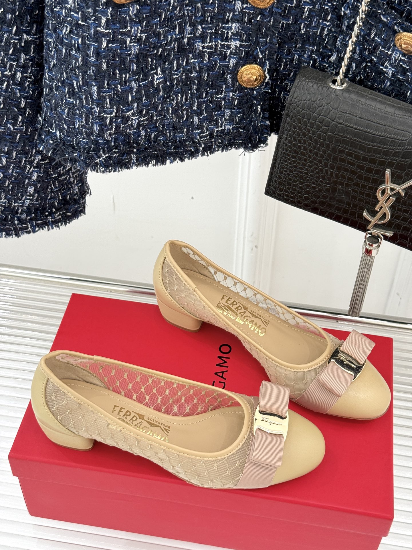 
Ferragamo/菲拉格慕25AW新品
蝴蝶结网纱粗跟单鞋
气质优雅 烂漫又随性的意式风情
上脚舒适