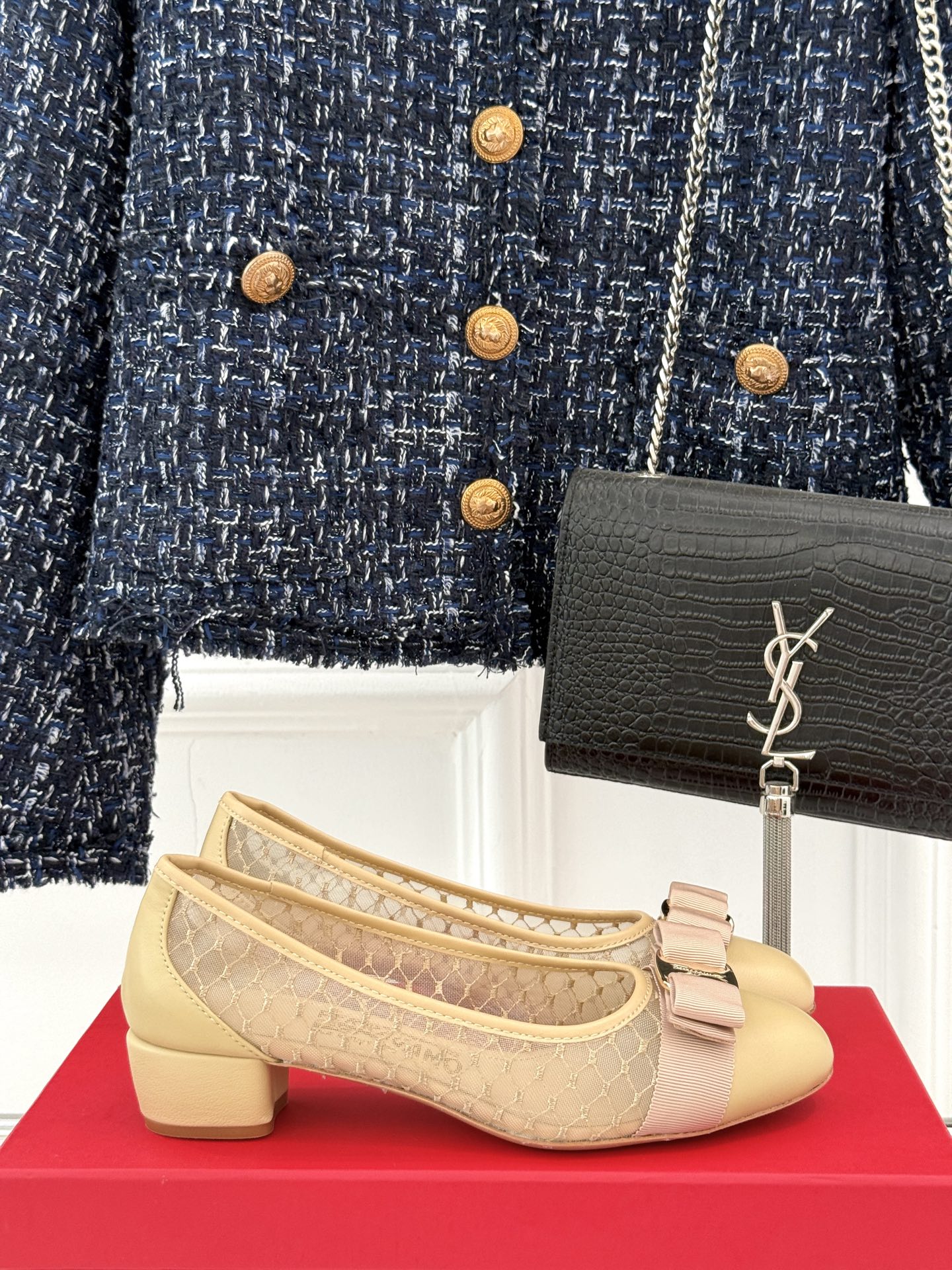 
Ferragamo/菲拉格慕25AW新品
蝴蝶结网纱粗跟单鞋
气质优雅 烂漫又随性的意式风情
上脚舒适