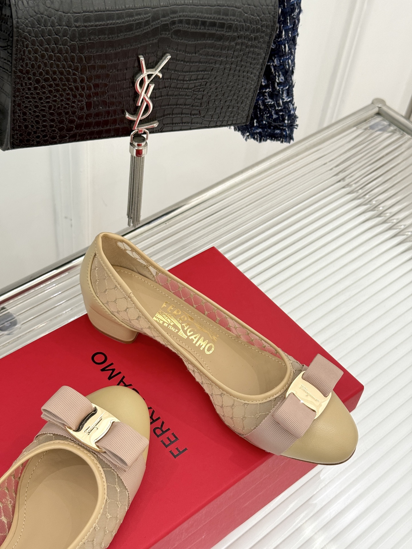 
Ferragamo/菲拉格慕25AW新品
蝴蝶结网纱粗跟单鞋
气质优雅 烂漫又随性的意式风情
上脚舒适