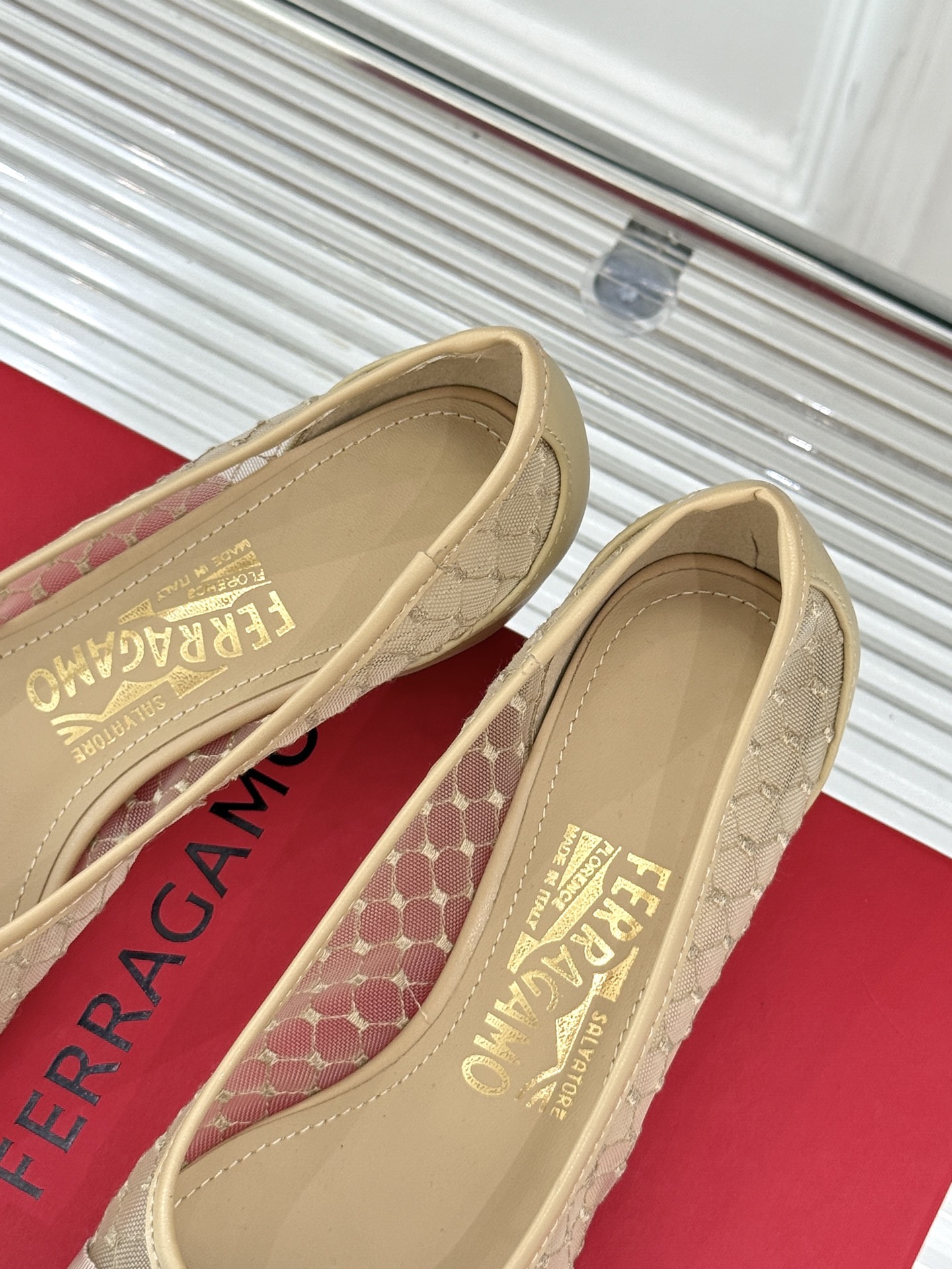 
Ferragamo/菲拉格慕25AW新品
蝴蝶结网纱粗跟单鞋
气质优雅 烂漫又随性的意式风情
上脚舒适