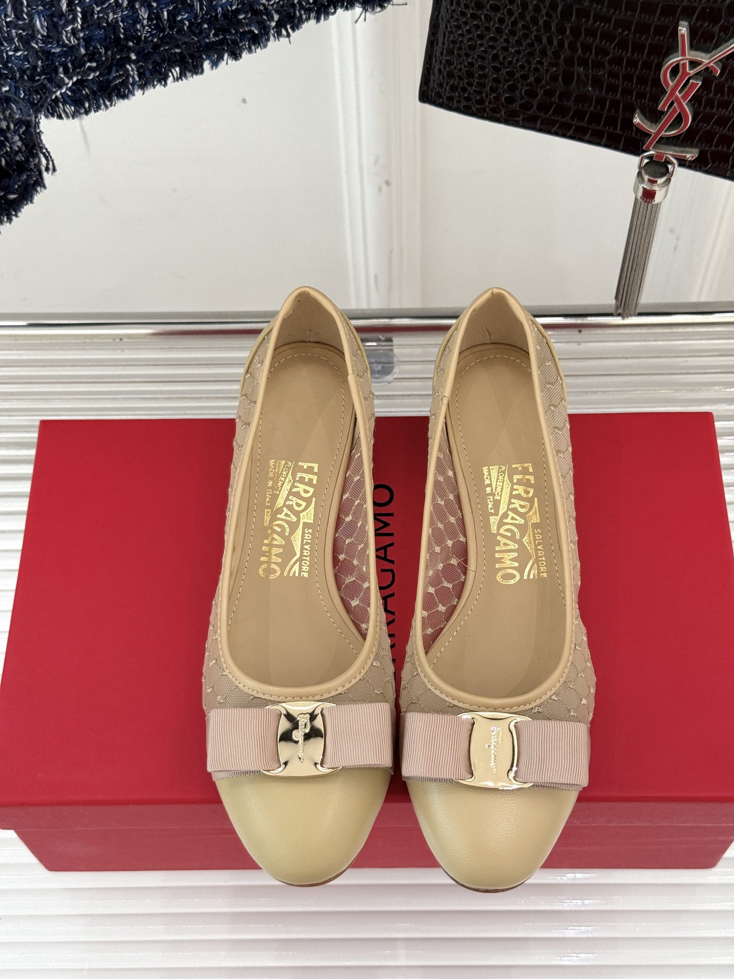 
Ferragamo/菲拉格慕25AW新品
蝴蝶结网纱粗跟单鞋
气质优雅 烂漫又随性的意式风情
上脚舒适