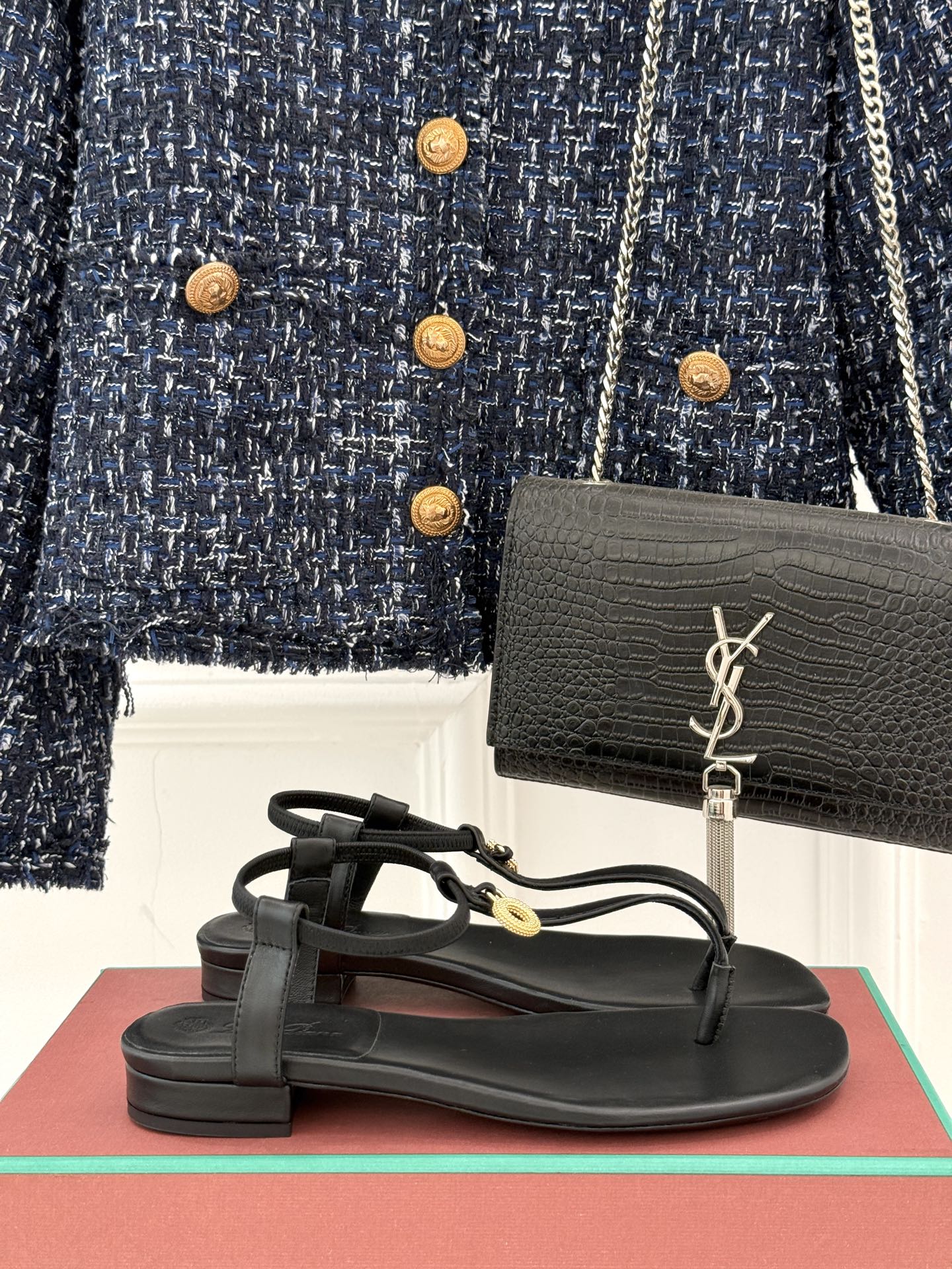 
Loro Piana/ LP  经典复古绝美
吊坠夹脚人字拖鞋
简约即时髦 松弛的高级感
感受夏日感高