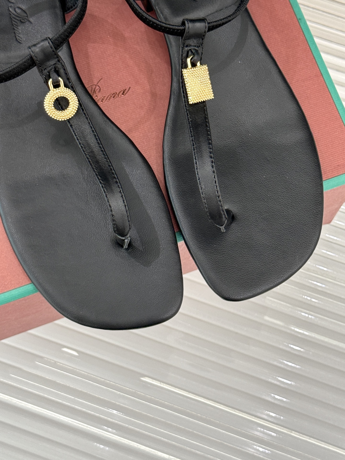 
Loro Piana/ LP  经典复古绝美
吊坠夹脚人字拖鞋
简约即时髦 松弛的高级感
感受夏日感高