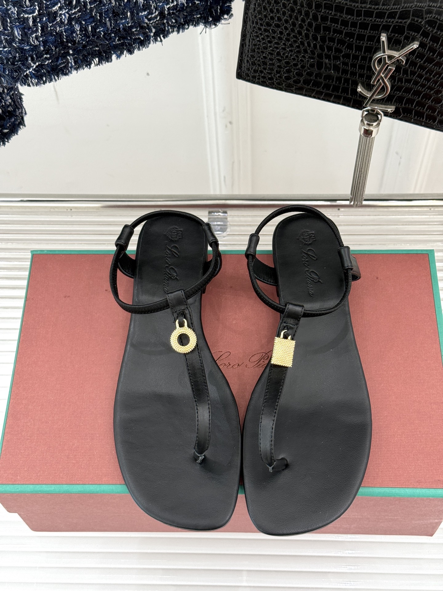 
Loro Piana/ LP  经典复古绝美
吊坠夹脚人字拖鞋
简约即时髦 松弛的高级感
感受夏日感高