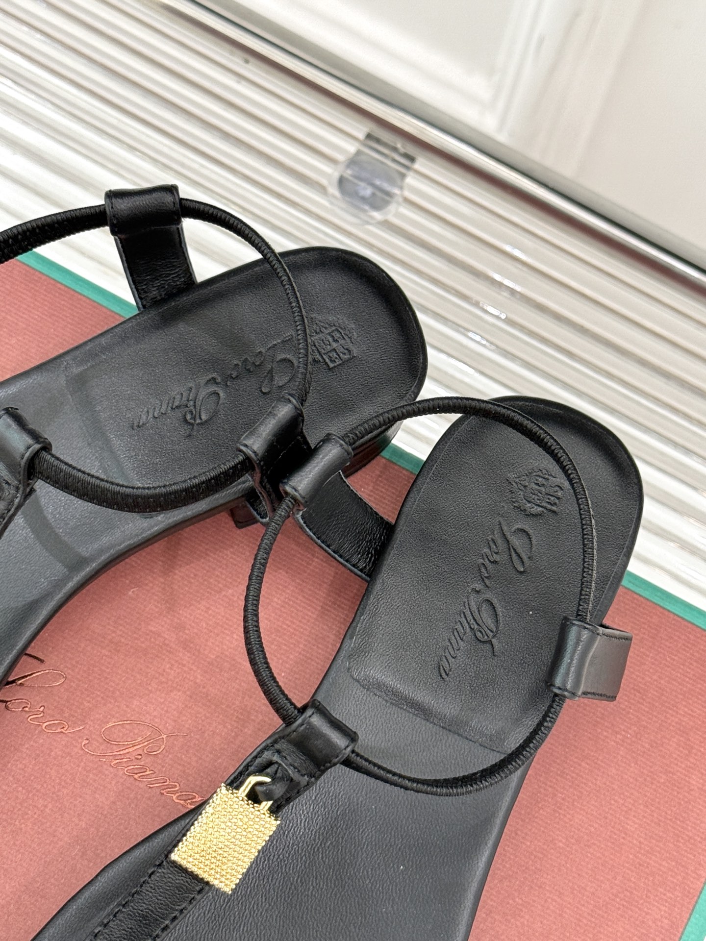 
Loro Piana/ LP  经典复古绝美
吊坠夹脚人字拖鞋
简约即时髦 松弛的高级感
感受夏日感高