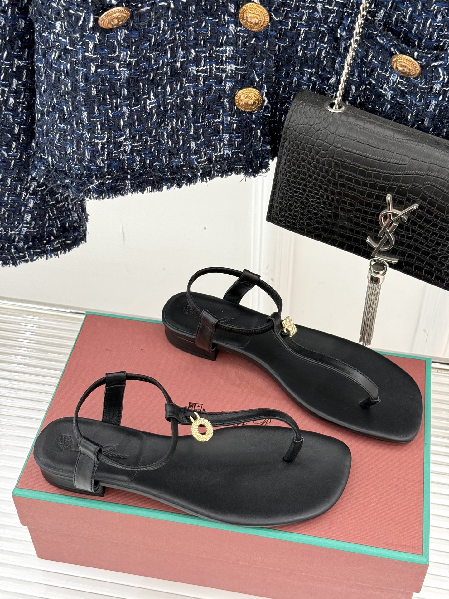 
Loro Piana/ LP  经典复古绝美
吊坠夹脚人字拖鞋
简约即时髦 松弛的高级感
感受夏日感高