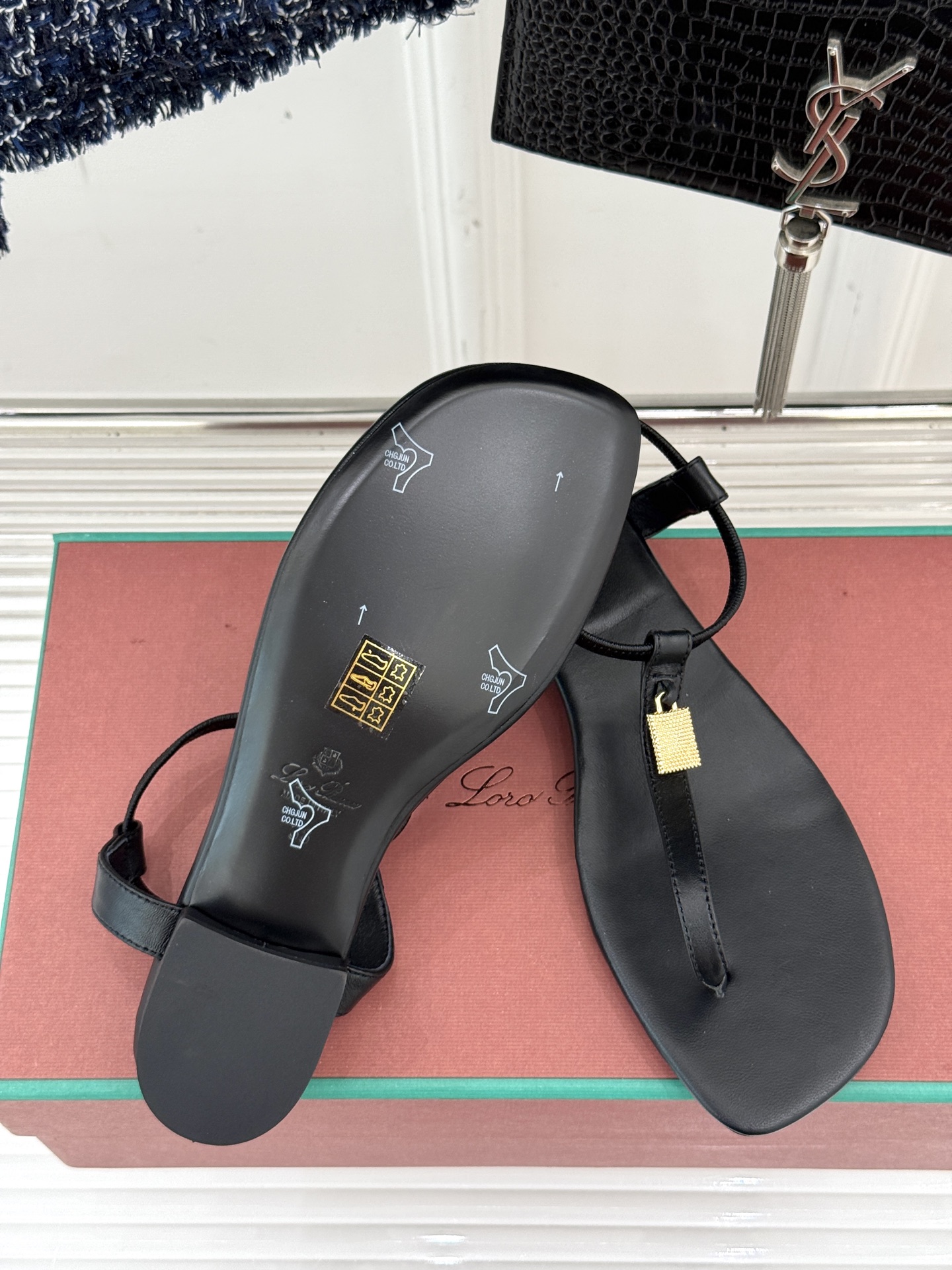 
Loro Piana/ LP  经典复古绝美
吊坠夹脚人字拖鞋
简约即时髦 松弛的高级感
感受夏日感高