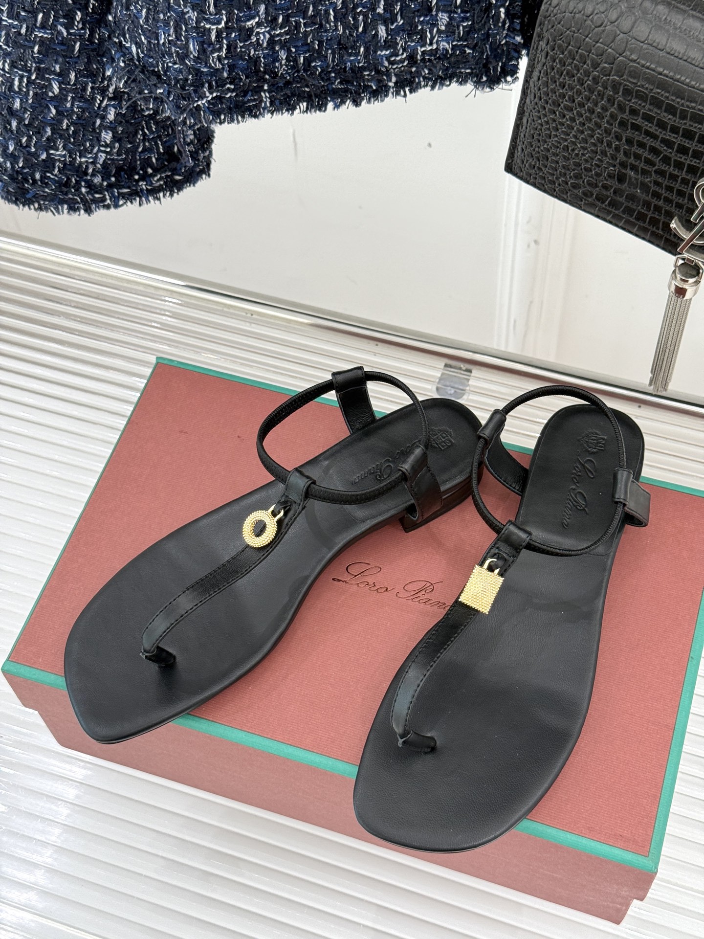 
Loro Piana/ LP  经典复古绝美
吊坠夹脚人字拖鞋
简约即时髦 松弛的高级感
感受夏日感高