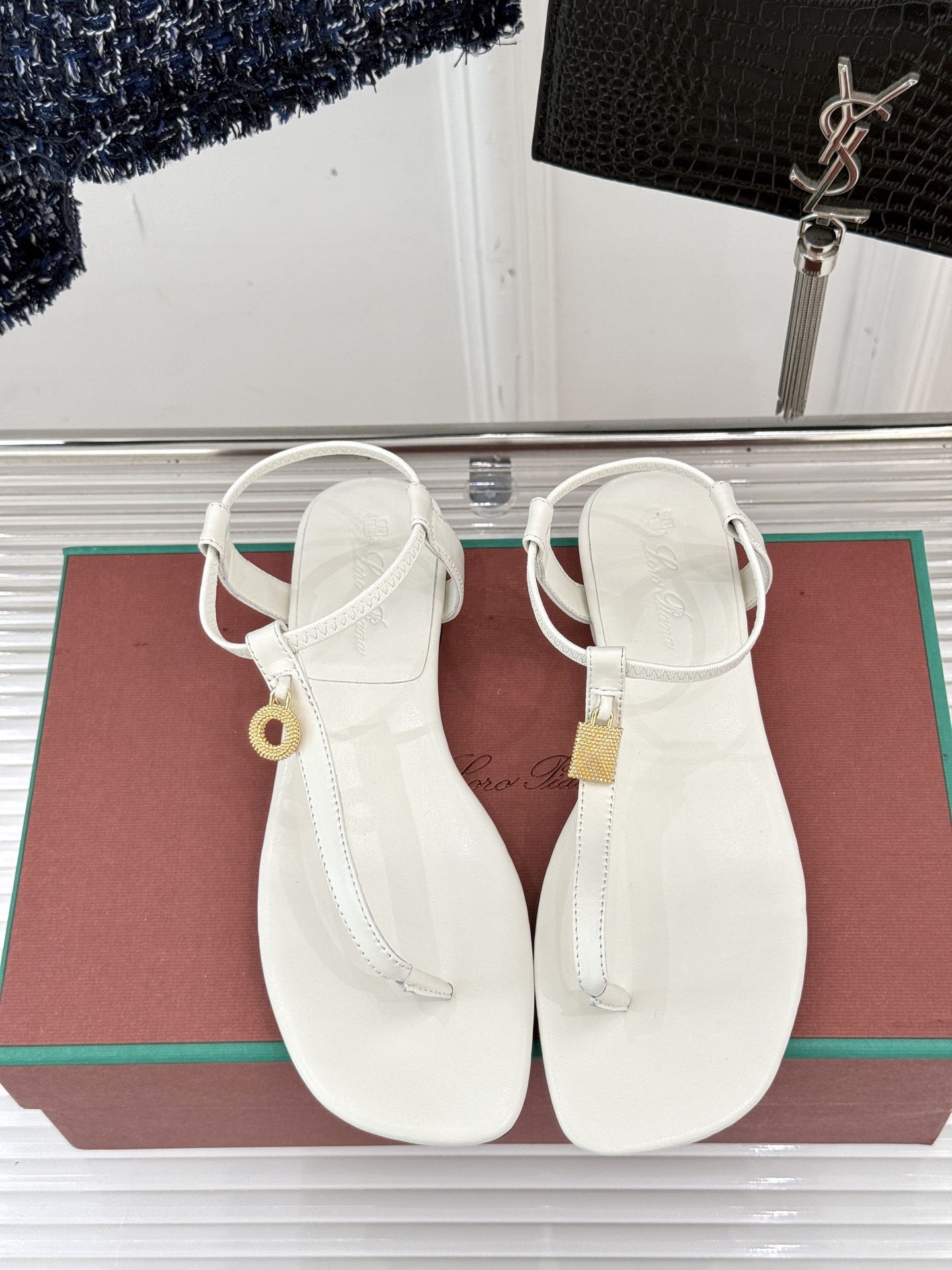 
Loro Piana/ LP  经典复古绝美
吊坠夹脚人字拖鞋
简约即时髦 松弛的高级感
感受夏日感高