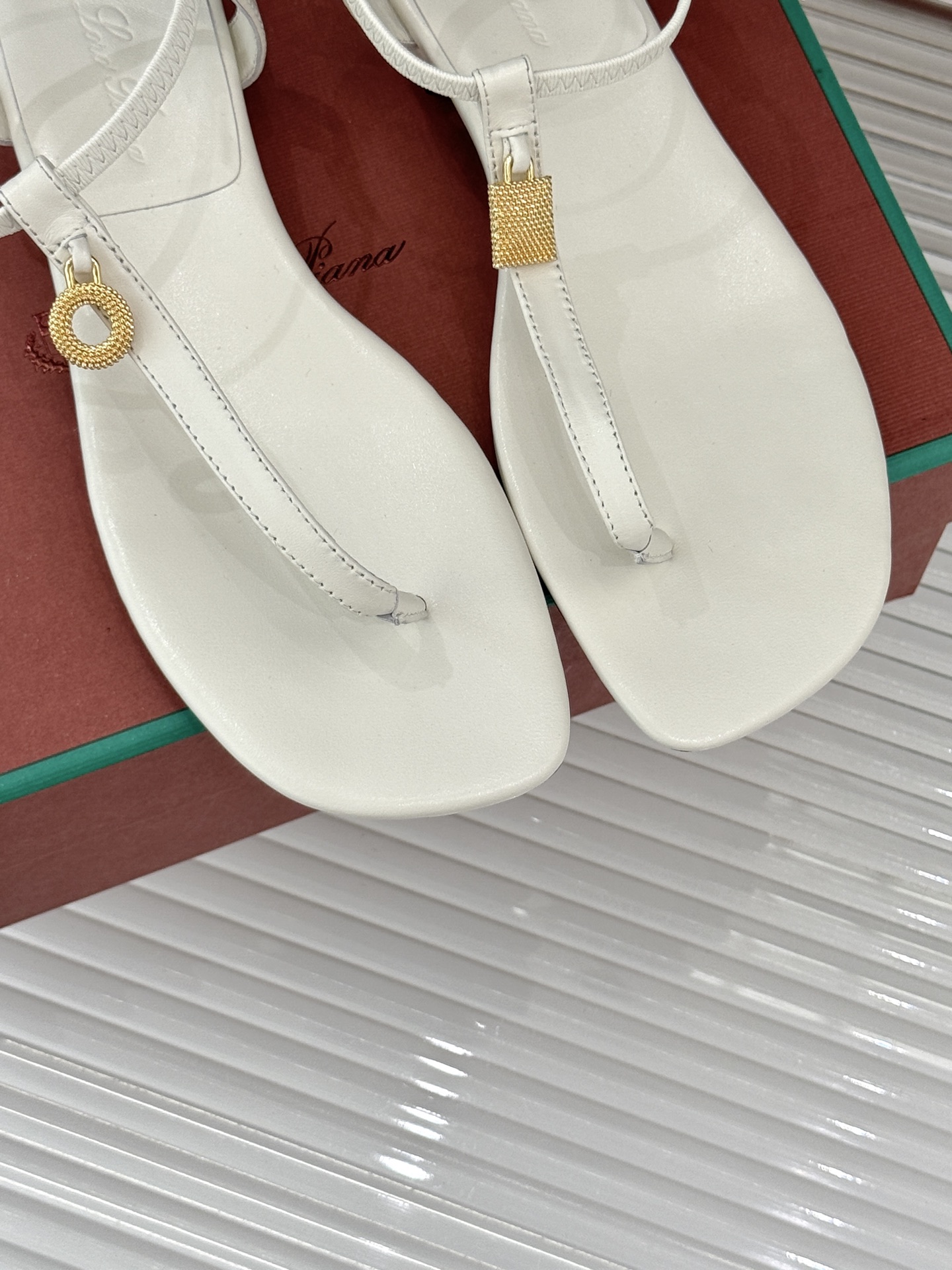 
Loro Piana/ LP  经典复古绝美
吊坠夹脚人字拖鞋
简约即时髦 松弛的高级感
感受夏日感高