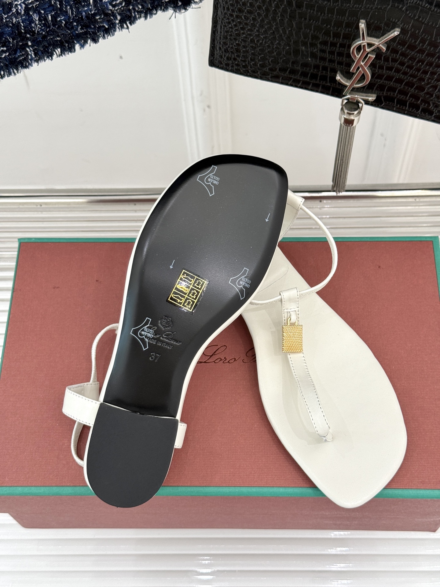 
Loro Piana/ LP  经典复古绝美
吊坠夹脚人字拖鞋
简约即时髦 松弛的高级感
感受夏日感高