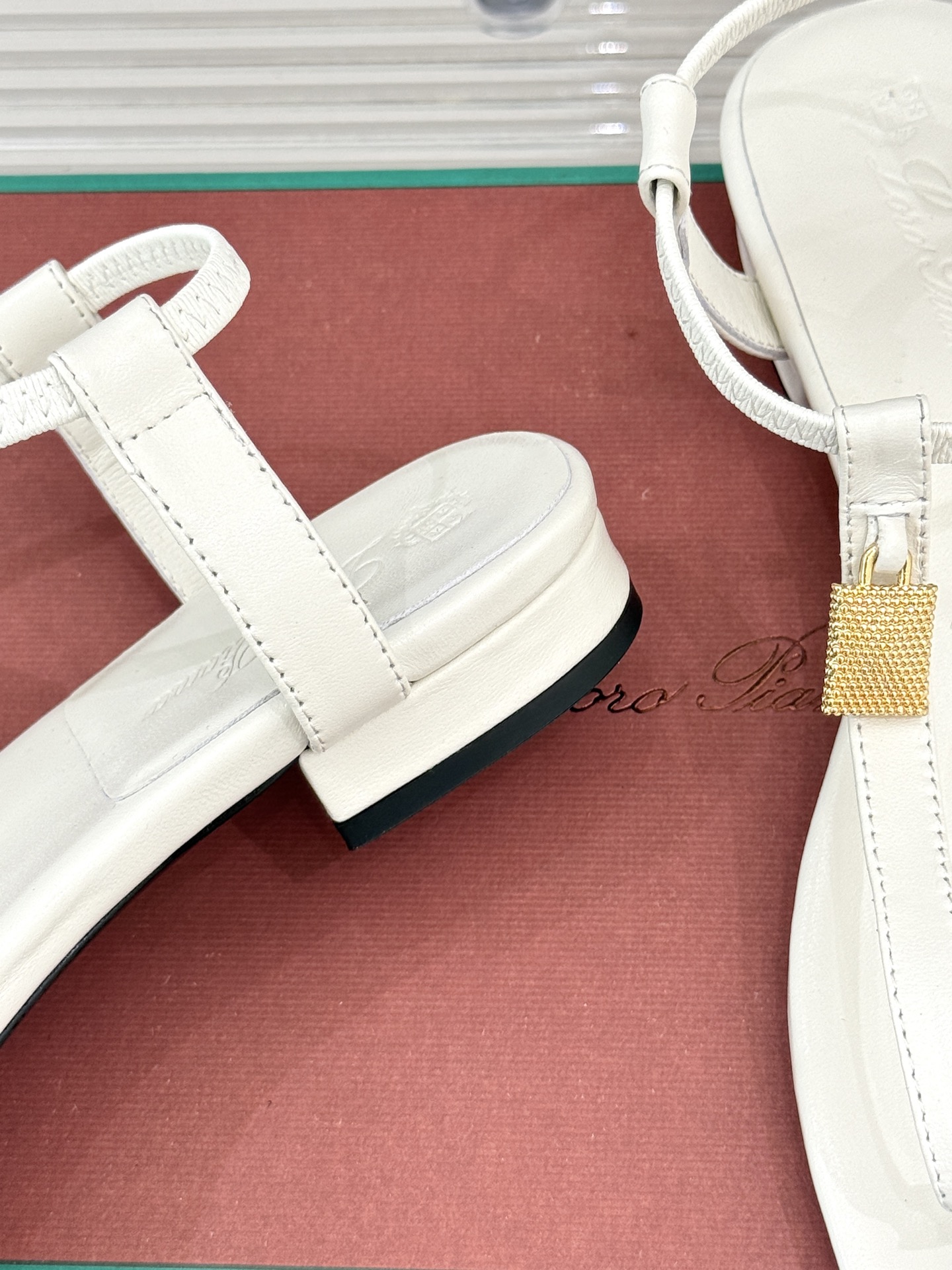 
Loro Piana/ LP  经典复古绝美
吊坠夹脚人字拖鞋
简约即时髦 松弛的高级感
感受夏日感高