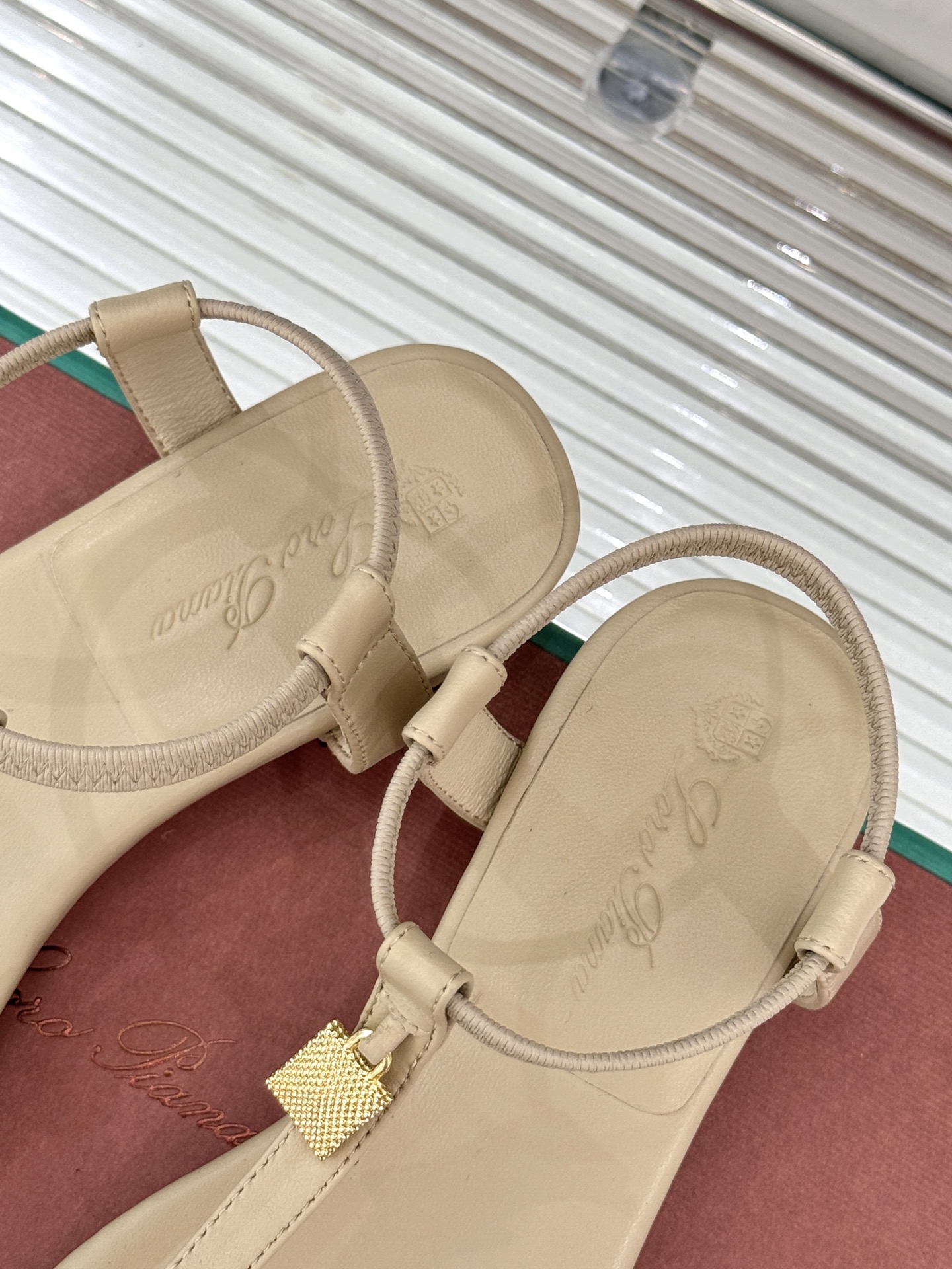 
Loro Piana/ LP  经典复古绝美
吊坠夹脚人字拖鞋
简约即时髦 松弛的高级感
感受夏日感高