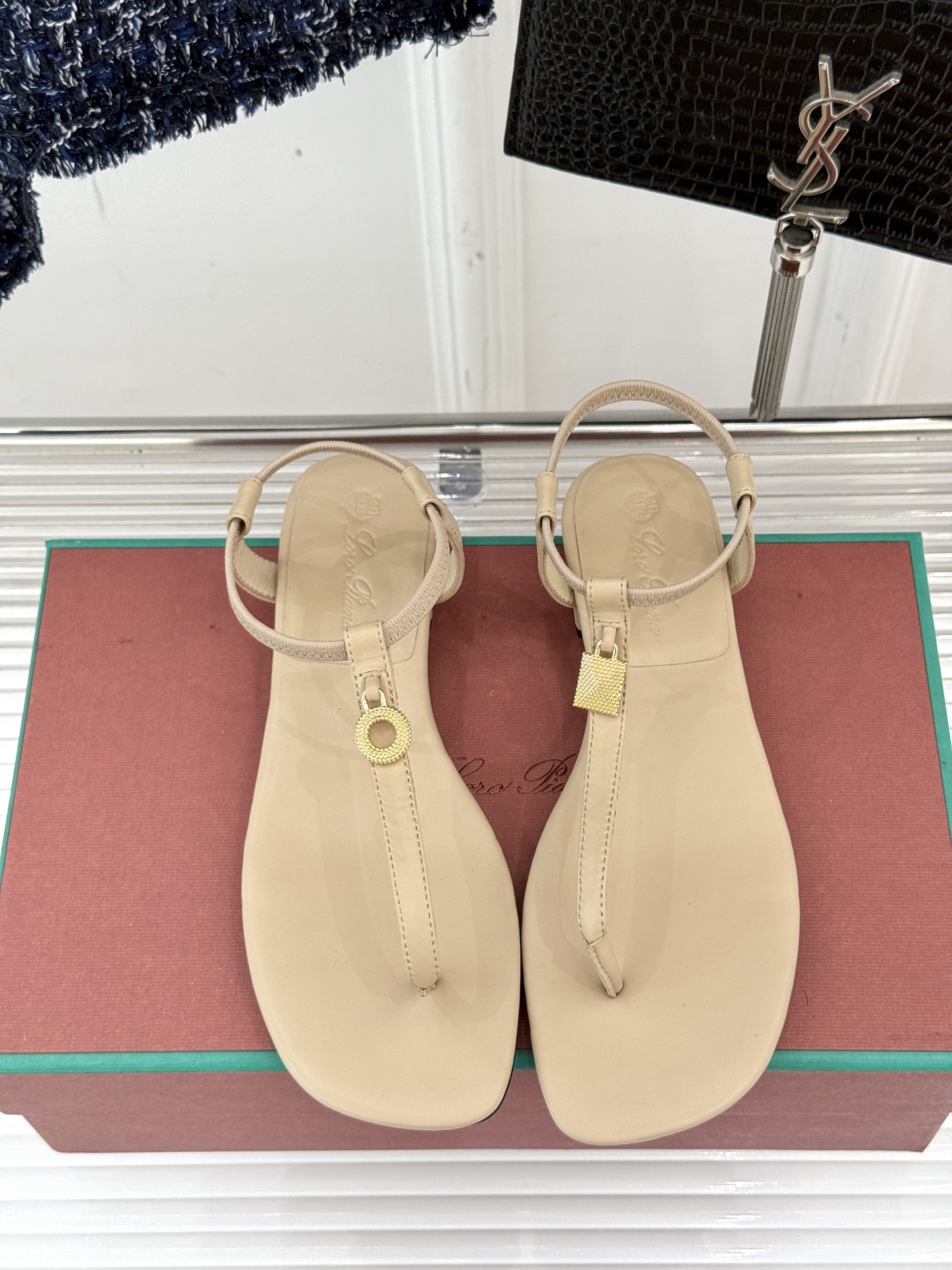 
Loro Piana/ LP  经典复古绝美
吊坠夹脚人字拖鞋
简约即时髦 松弛的高级感
感受夏日感高