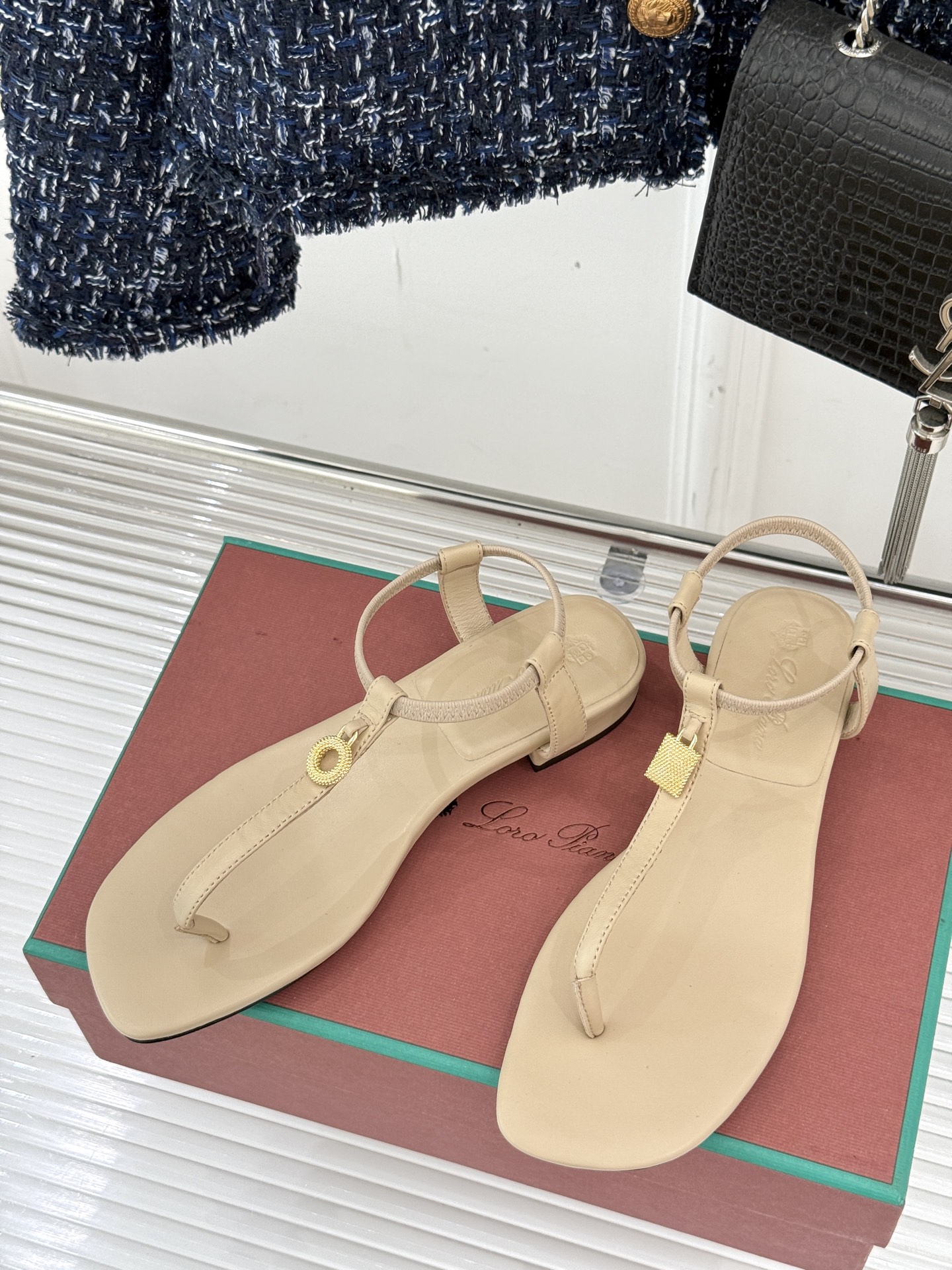 
Loro Piana/ LP  经典复古绝美
吊坠夹脚人字拖鞋
简约即时髦 松弛的高级感
感受夏日感高