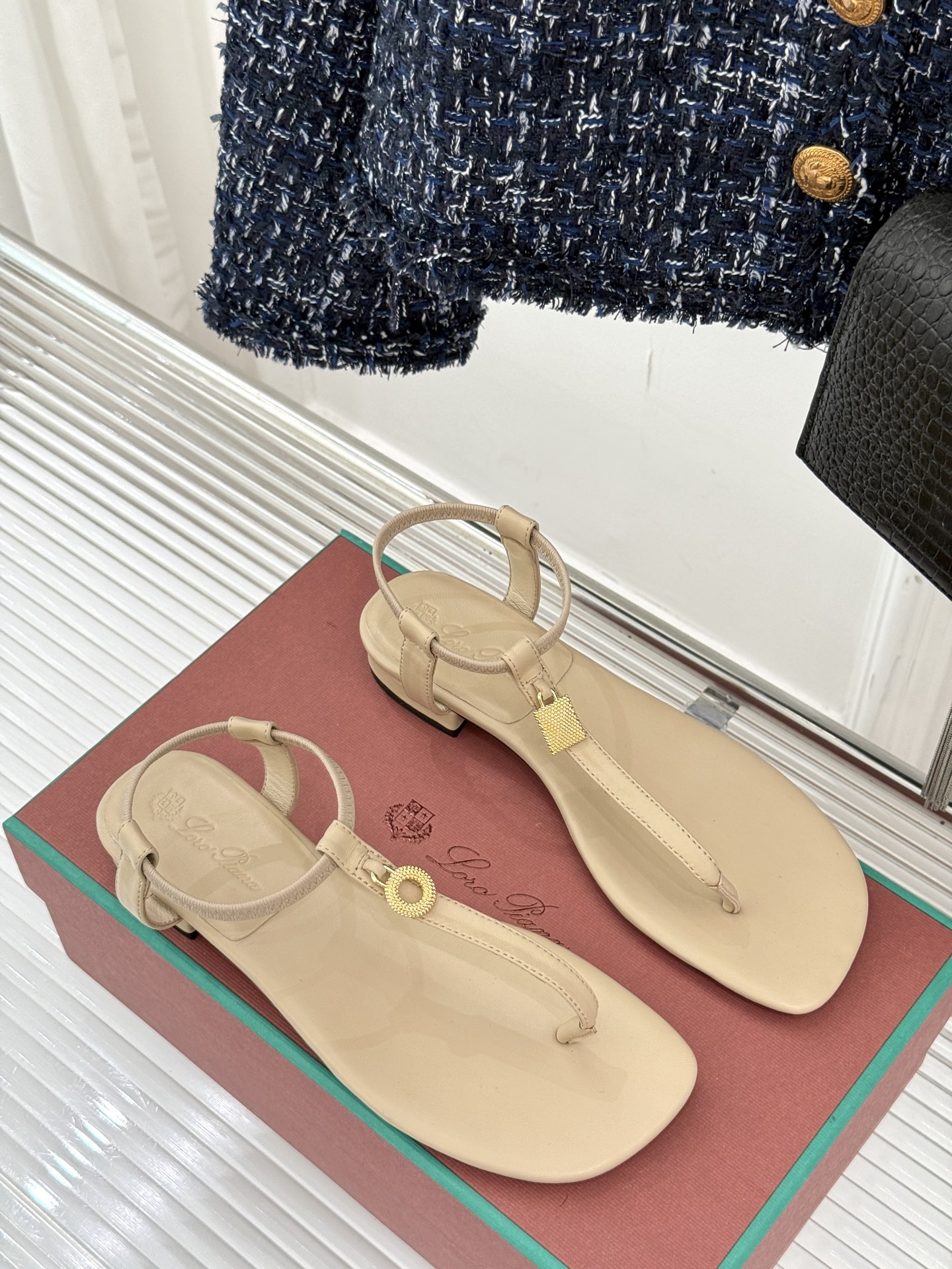 
Loro Piana/ LP  经典复古绝美
吊坠夹脚人字拖鞋
简约即时髦 松弛的高级感
感受夏日感高