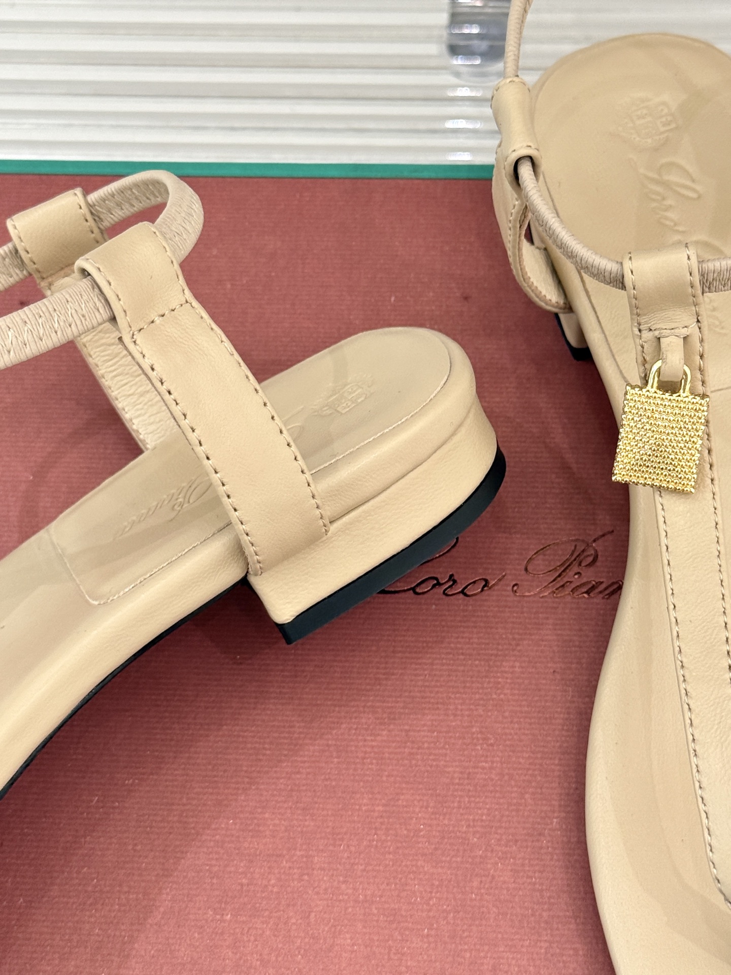 
Loro Piana/ LP  经典复古绝美
吊坠夹脚人字拖鞋
简约即时髦 松弛的高级感
感受夏日感高