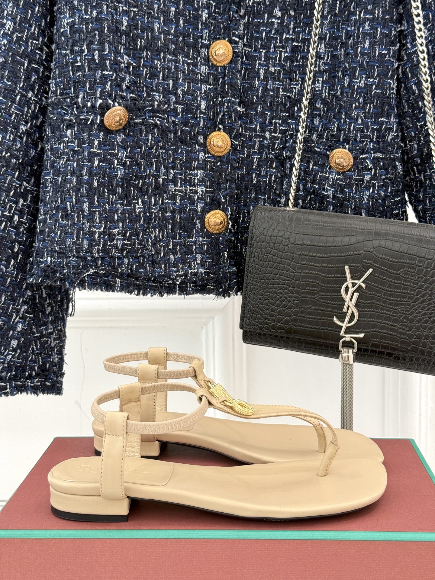 
Loro Piana/ LP  经典复古绝美
吊坠夹脚人字拖鞋
简约即时髦 松弛的高级感
感受夏日感高
