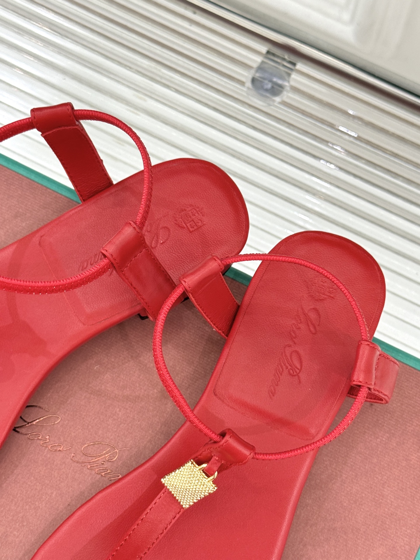 
Loro Piana/ LP  经典复古绝美
吊坠夹脚人字拖鞋
简约即时髦 松弛的高级感
感受夏日感高