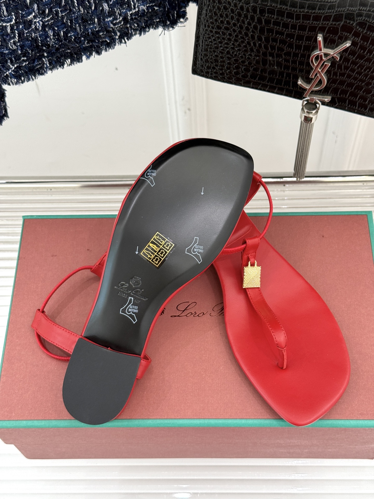 
Loro Piana/ LP  经典复古绝美
吊坠夹脚人字拖鞋
简约即时髦 松弛的高级感
感受夏日感高
