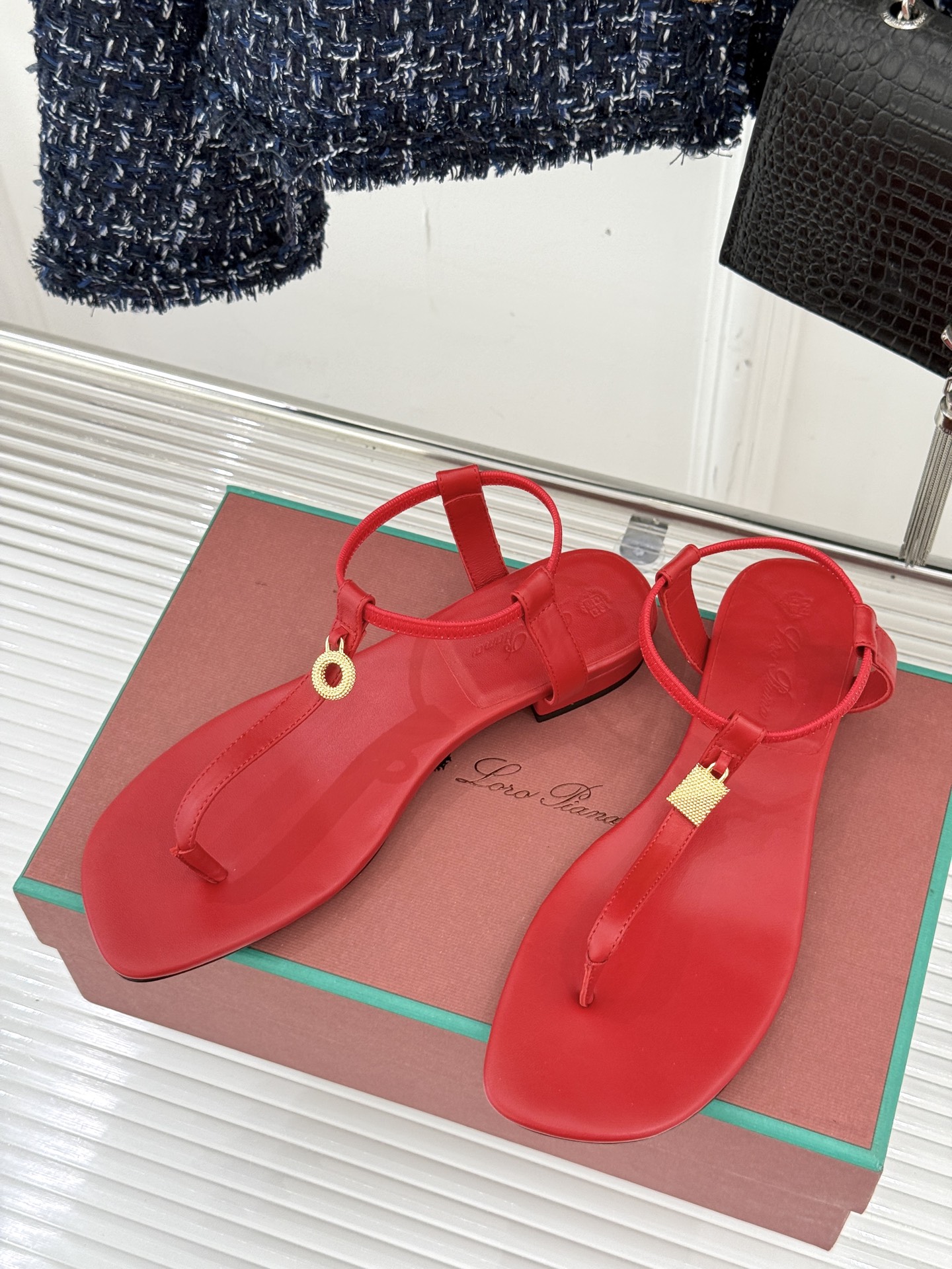 
Loro Piana/ LP  经典复古绝美
吊坠夹脚人字拖鞋
简约即时髦 松弛的高级感
感受夏日感高