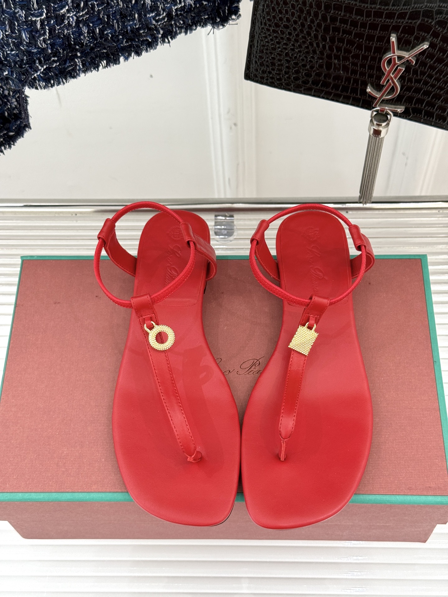 
Loro Piana/ LP  经典复古绝美
吊坠夹脚人字拖鞋
简约即时髦 松弛的高级感
感受夏日感高