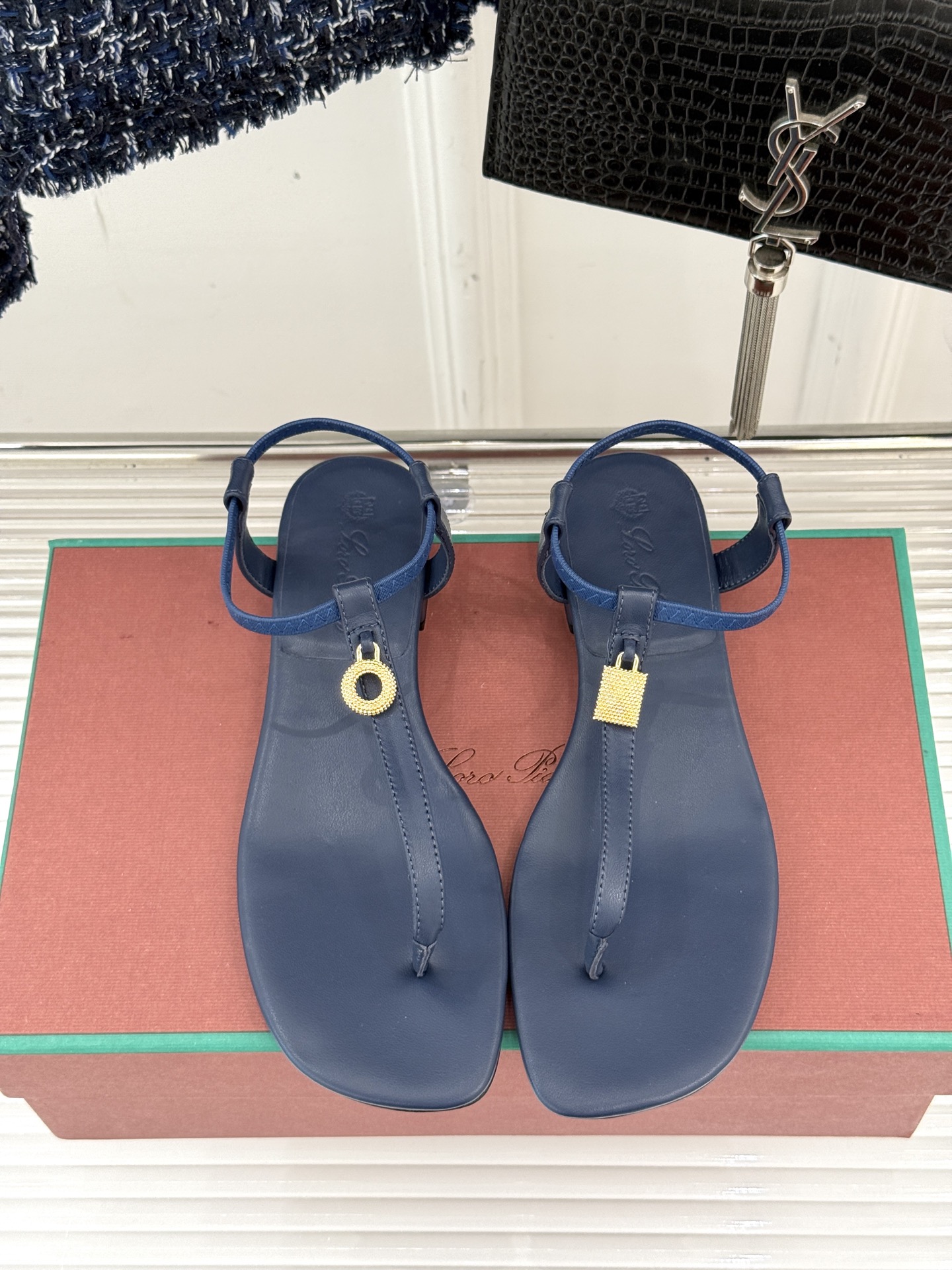 
Loro Piana/ LP  经典复古绝美
吊坠夹脚人字拖鞋
简约即时髦 松弛的高级感
感受夏日感高