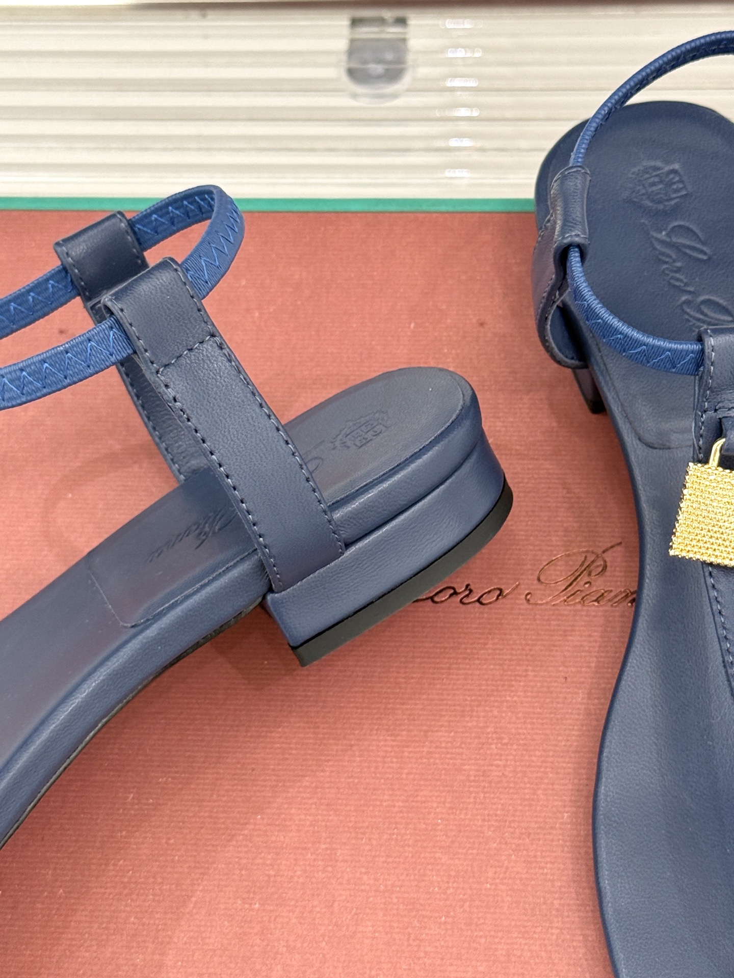 
Loro Piana/ LP  经典复古绝美
吊坠夹脚人字拖鞋
简约即时髦 松弛的高级感
感受夏日感高
