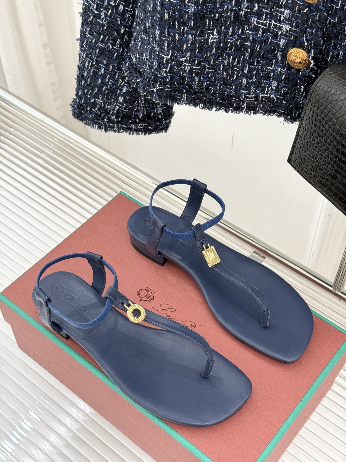 
Loro Piana/ LP  经典复古绝美
吊坠夹脚人字拖鞋
简约即时髦 松弛的高级感
感受夏日感高