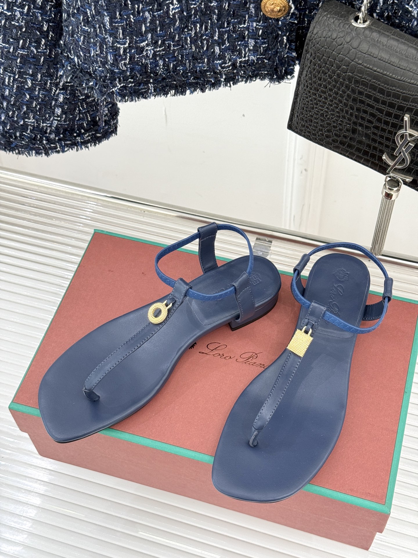 
Loro Piana/ LP  经典复古绝美
吊坠夹脚人字拖鞋
简约即时髦 松弛的高级感
感受夏日感高
