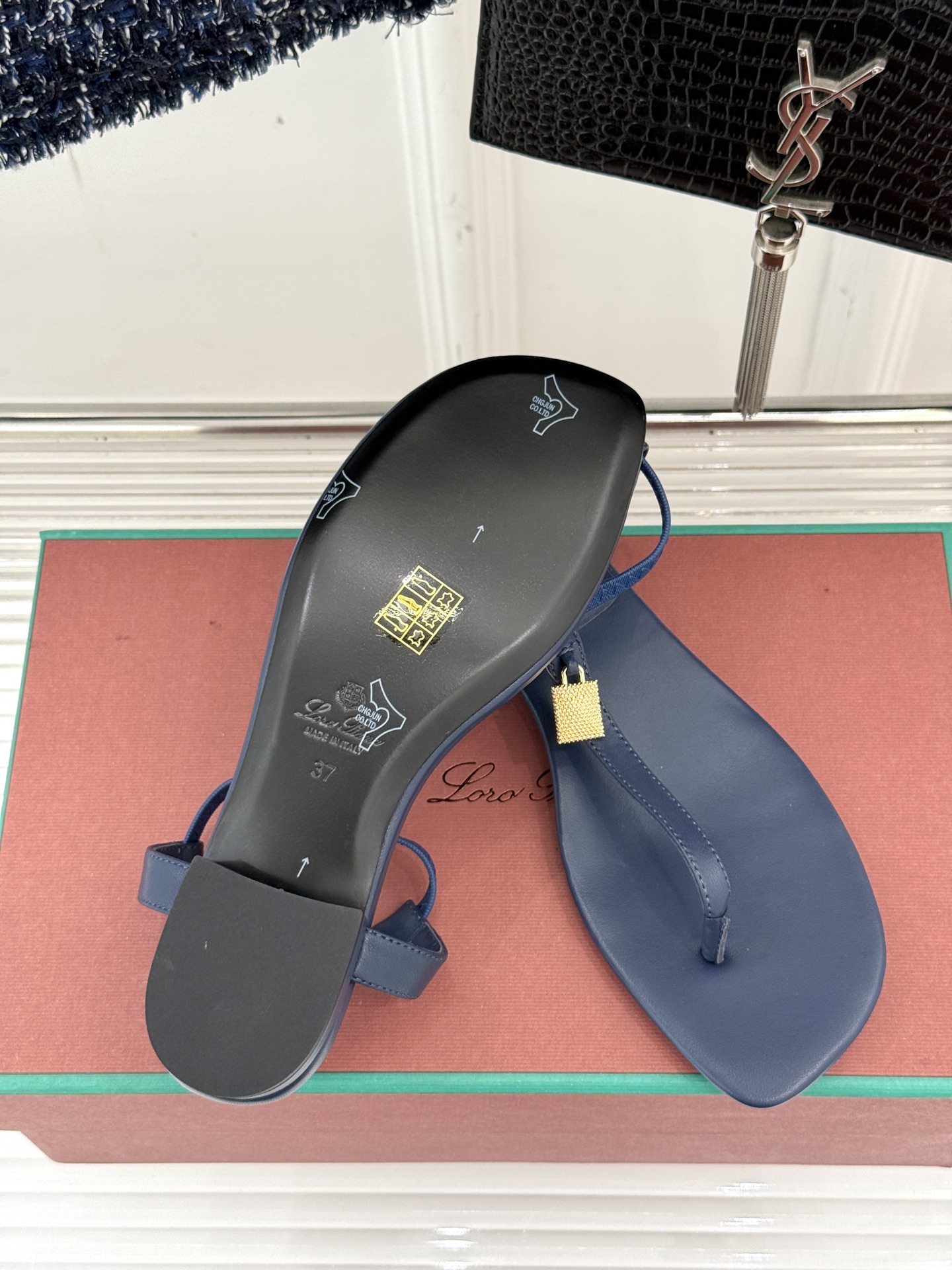 
Loro Piana/ LP  经典复古绝美
吊坠夹脚人字拖鞋
简约即时髦 松弛的高级感
感受夏日感高