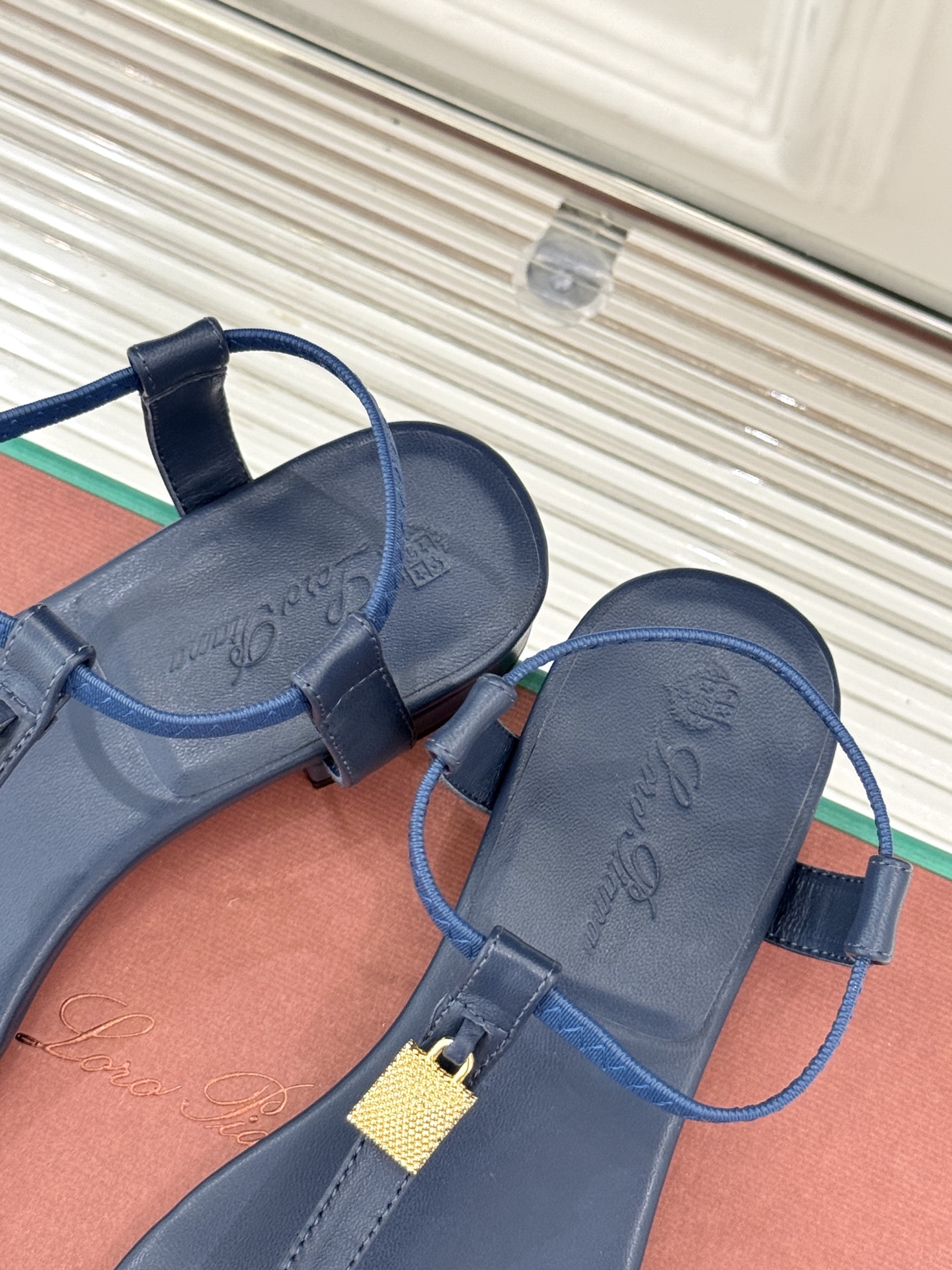 
Loro Piana/ LP  经典复古绝美
吊坠夹脚人字拖鞋
简约即时髦 松弛的高级感
感受夏日感高
