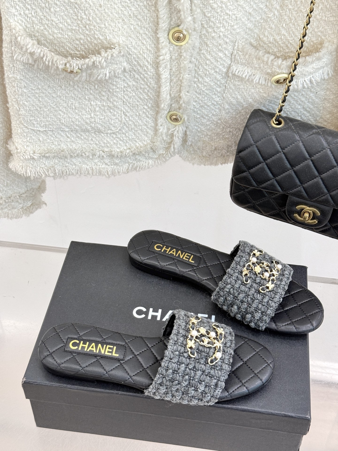 
CHANE*｜小香经典春夏
双C链条扣拖鞋
拖鞋的狂热爱好者又来了 
可以承包你一整个夏天的时髦
经典