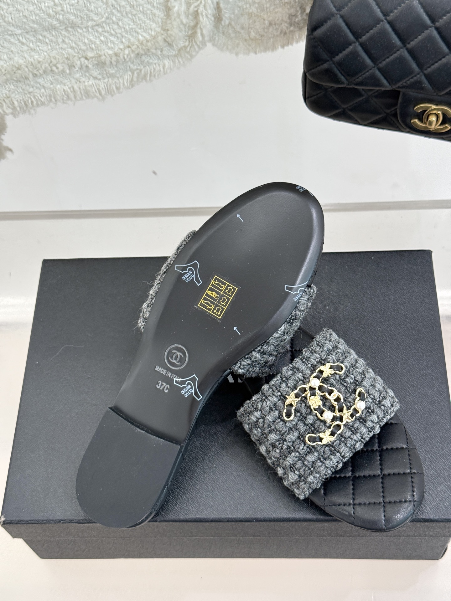 
CHANE*｜小香经典春夏
双C链条扣拖鞋
拖鞋的狂热爱好者又来了 
可以承包你一整个夏天的时髦
经典